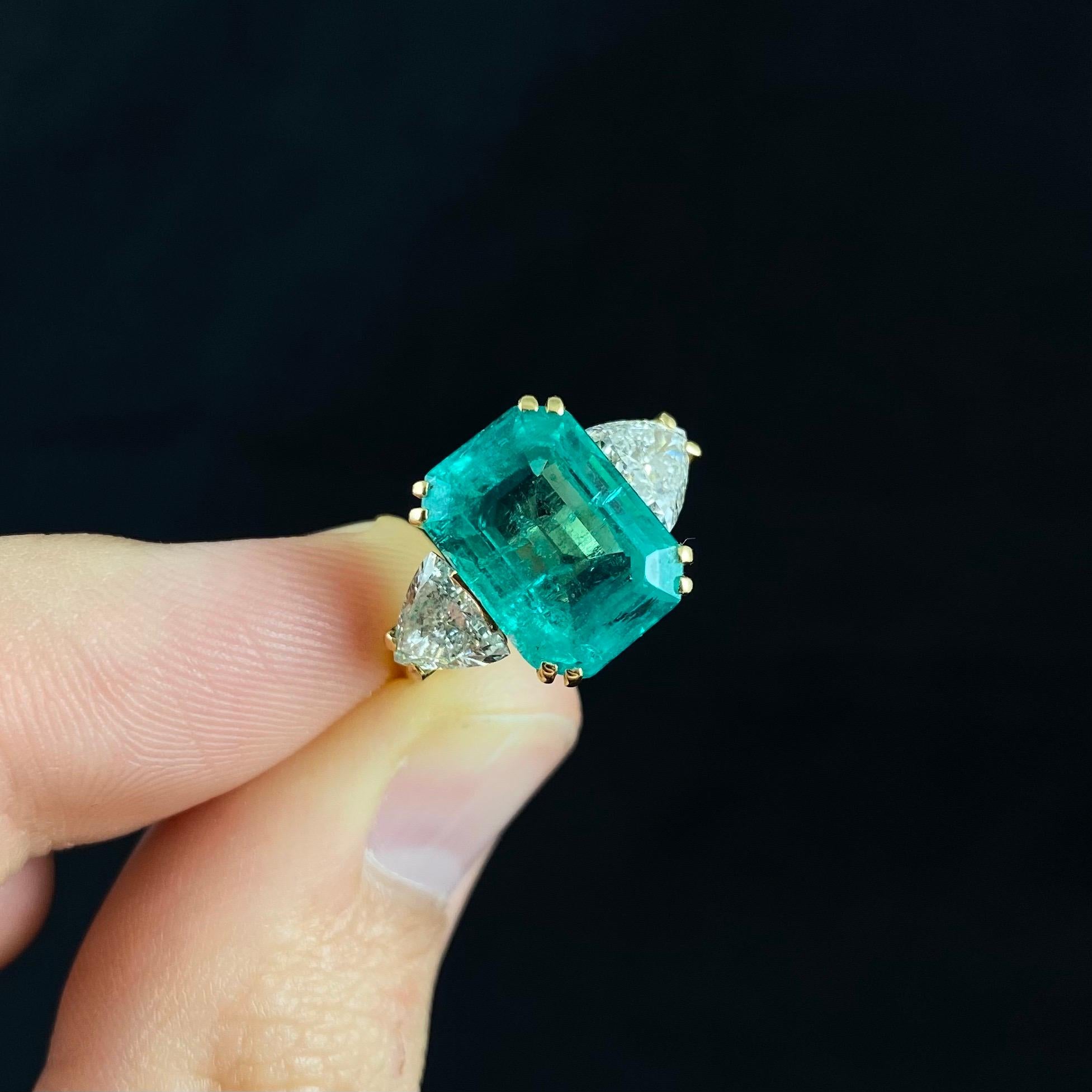 Vintage 4.5 Carat Emerald Trilliant Cut Diamond Three-Stone Gold Engagement Ring 6
