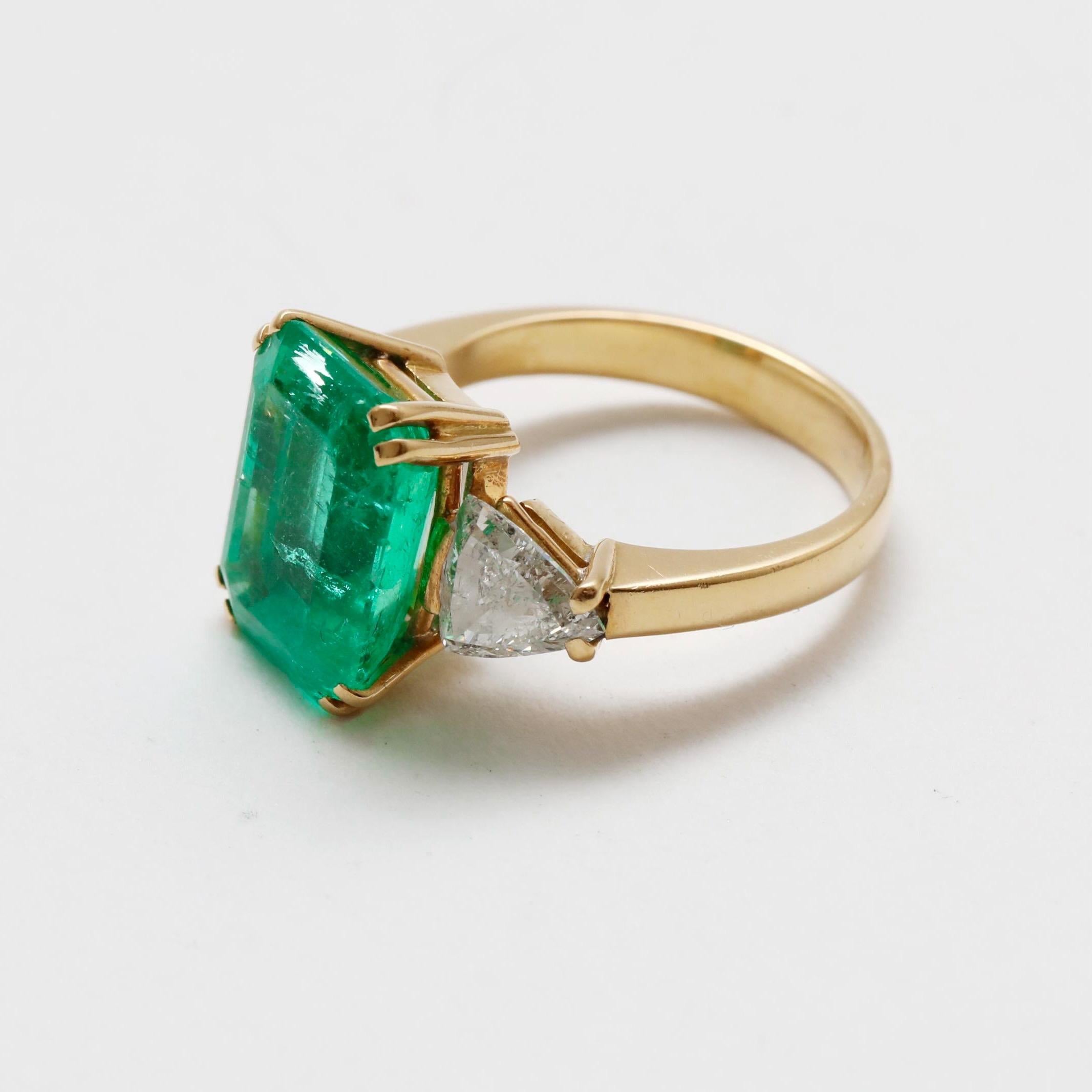Vintage 4.5 Carat Emerald Trilliant Cut Diamond Three-Stone Gold Engagement Ring 7