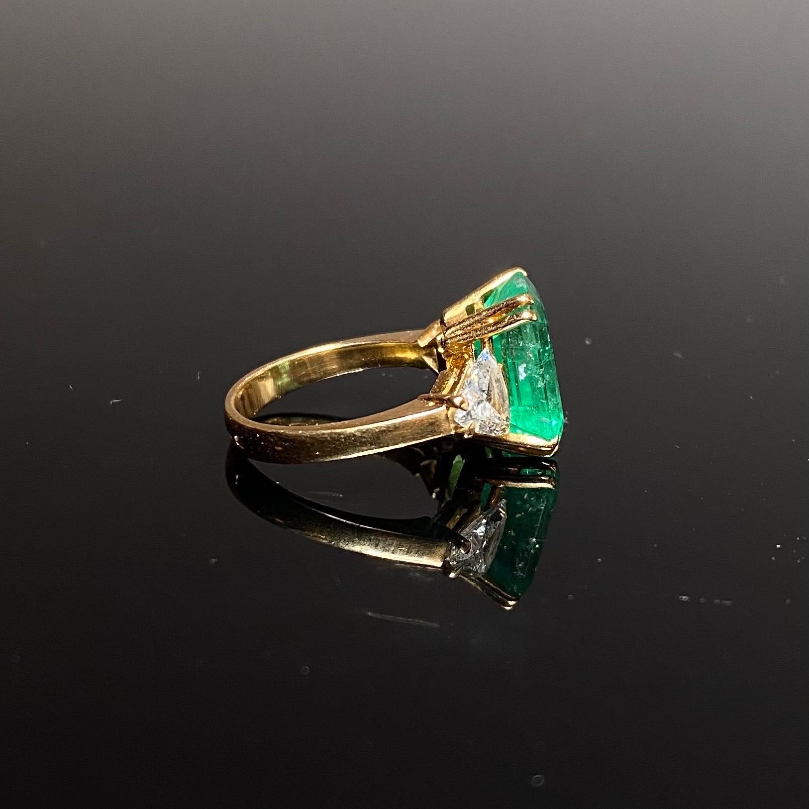 Vintage 4.5 Carat Emerald Trilliant Cut Diamond Three-Stone Gold Engagement Ring 9