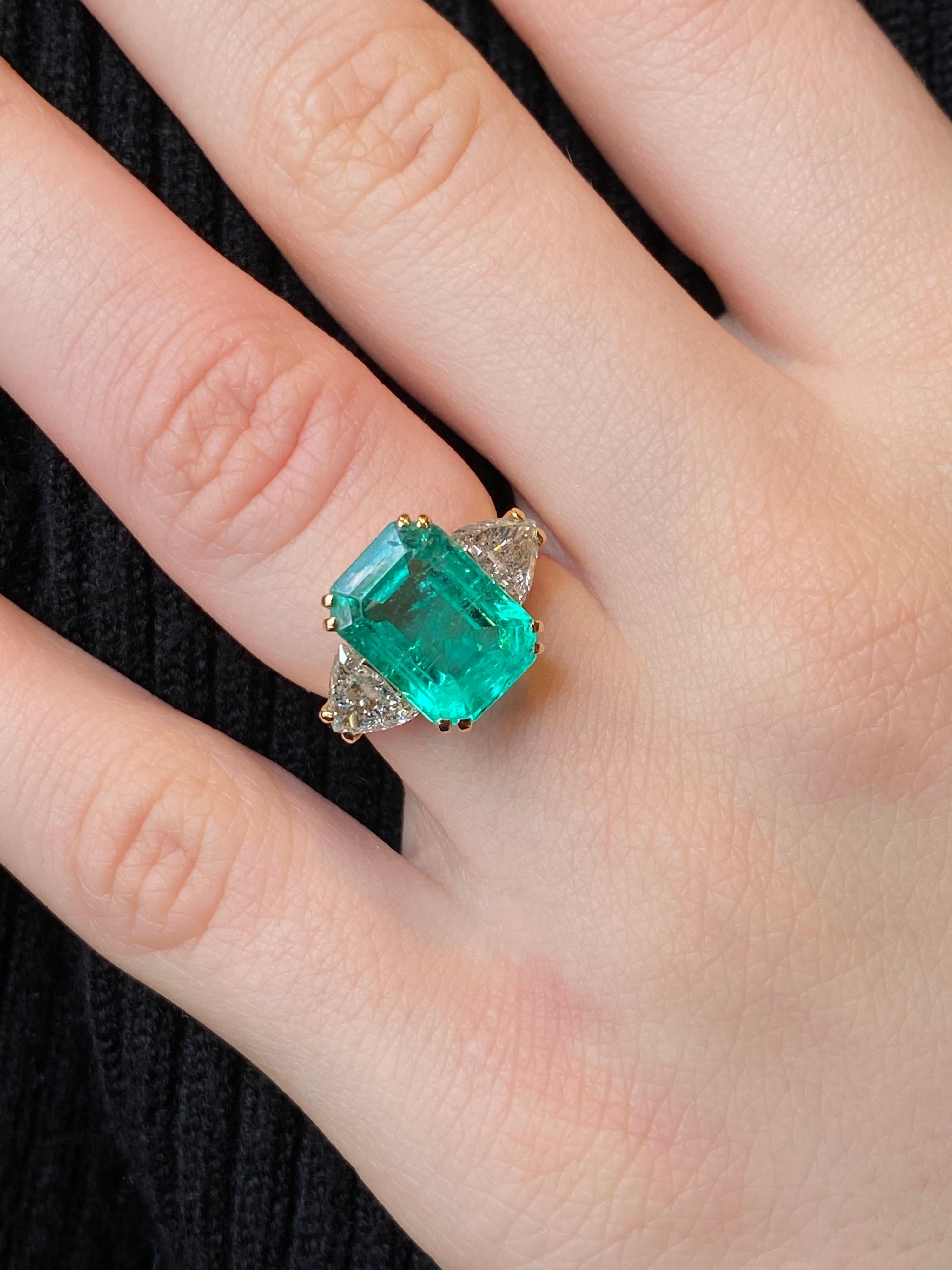 Modern Vintage 4.5 Carat Emerald Trilliant Cut Diamond Three-Stone Gold Engagement Ring