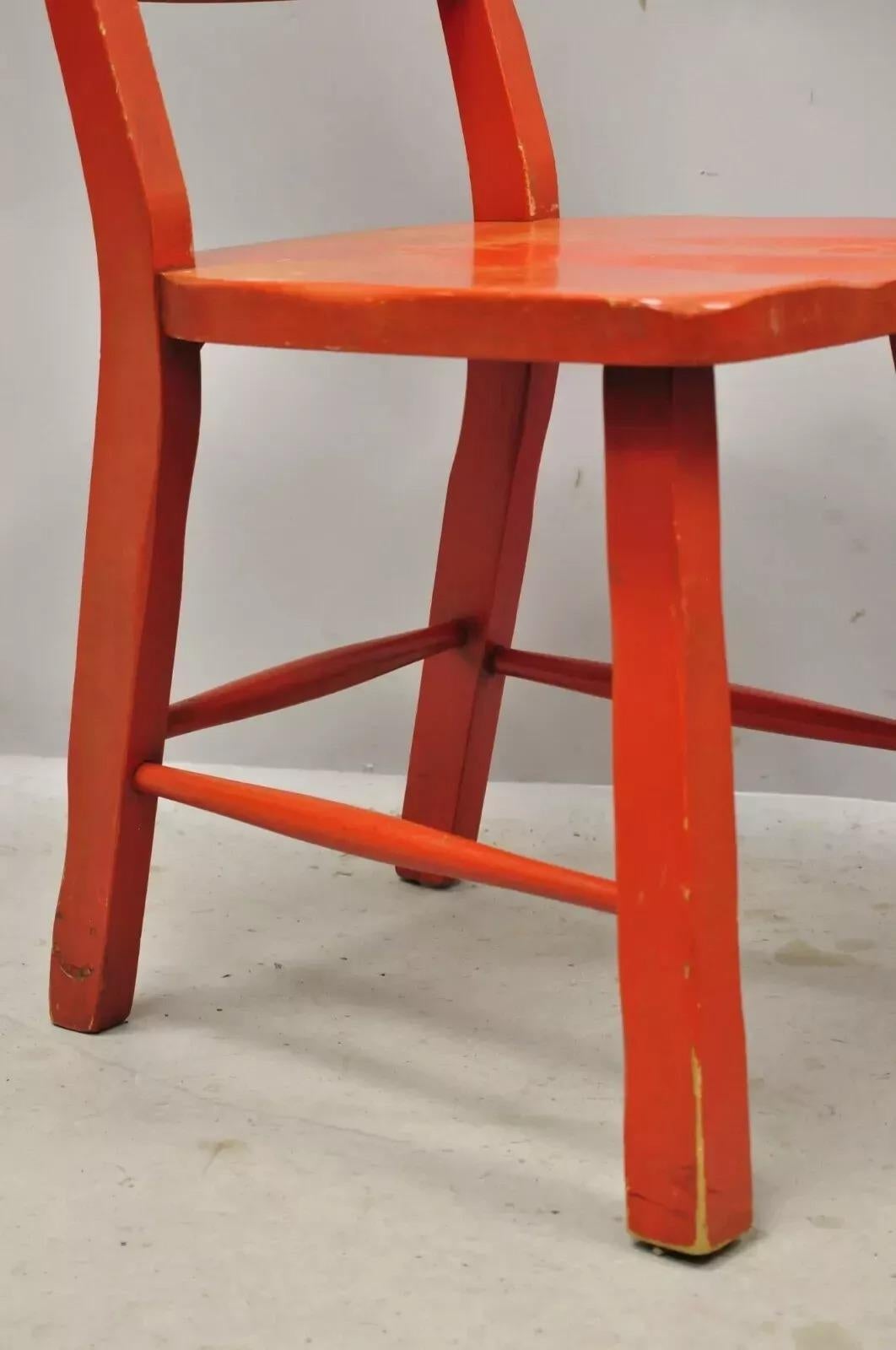 Paire de chaises d'appoint coloniales vintage peintes à la main en bois rouge fleuri par Gimble's en vente 4