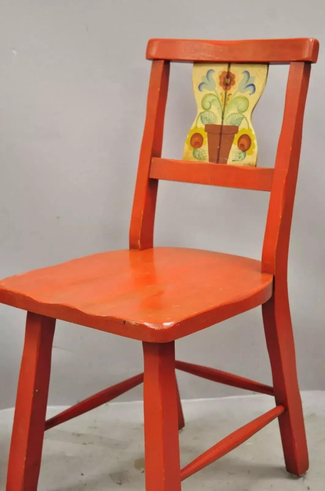 Paire de chaises d'appoint coloniales vintage peintes à la main en bois rouge fleuri par Gimble's en vente 5