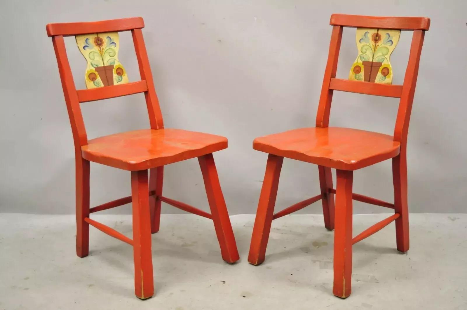 Chaises d'appoint en bois rouge à fleurs peintes à la main de style colonial vintage par Gimble's - une paire. Les articles sont dotés d'un cadre en bois massif, du cachet original de Gimble's et d'un savoir-faire américain de qualité. Circa Mid