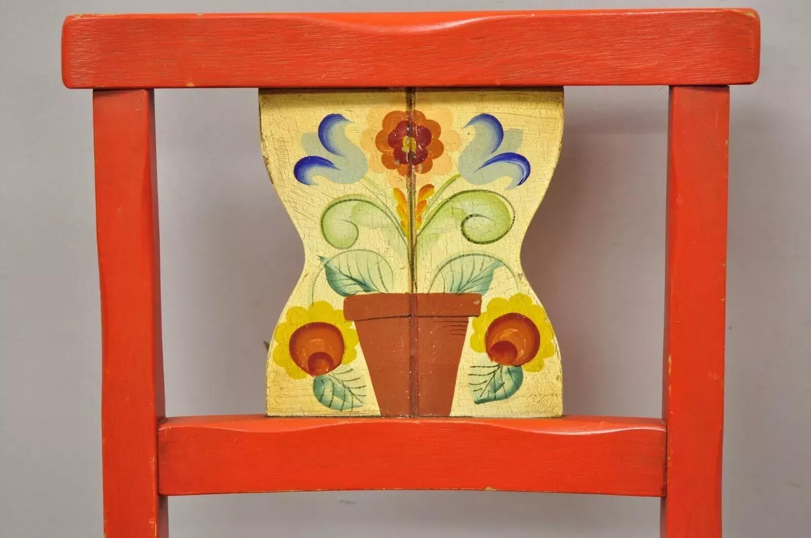 Autre Paire de chaises d'appoint coloniales vintage peintes à la main en bois rouge fleuri par Gimble's en vente