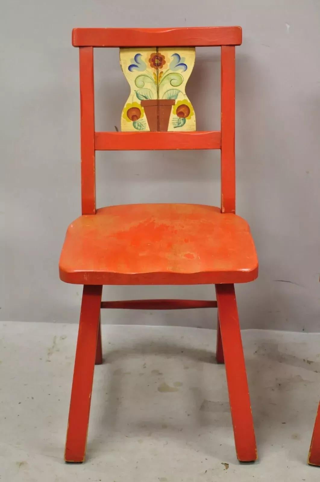 Inconnu Paire de chaises d'appoint coloniales vintage peintes à la main en bois rouge fleuri par Gimble's en vente