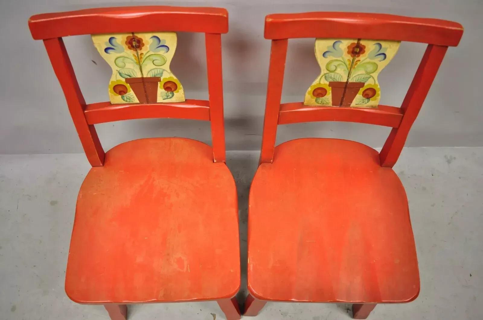 Paire de chaises d'appoint coloniales vintage peintes à la main en bois rouge fleuri par Gimble's Bon état - En vente à Philadelphia, PA