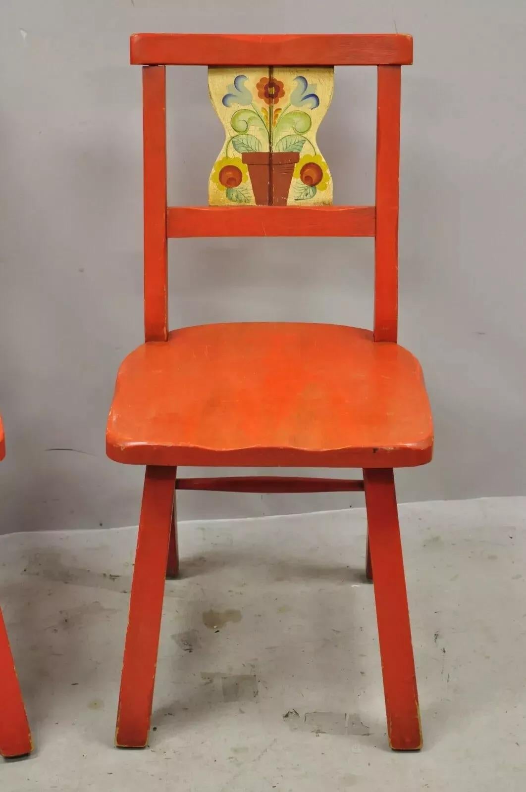 20ième siècle Paire de chaises d'appoint coloniales vintage peintes à la main en bois rouge fleuri par Gimble's en vente