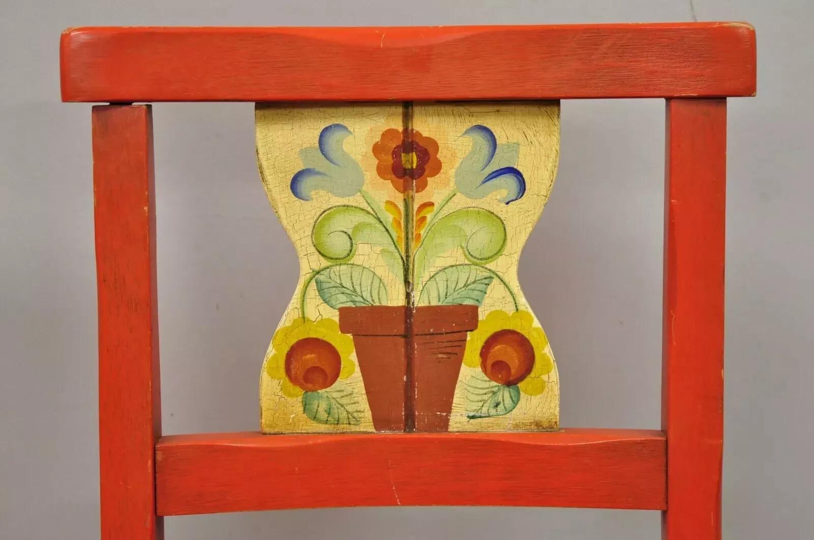 Bois Paire de chaises d'appoint coloniales vintage peintes à la main en bois rouge fleuri par Gimble's en vente