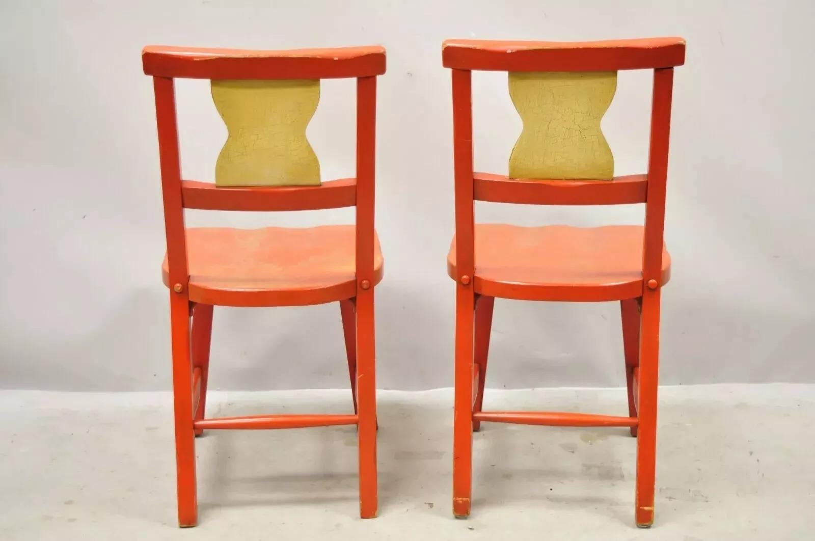 Paire de chaises d'appoint coloniales vintage peintes à la main en bois rouge fleuri par Gimble's en vente 1