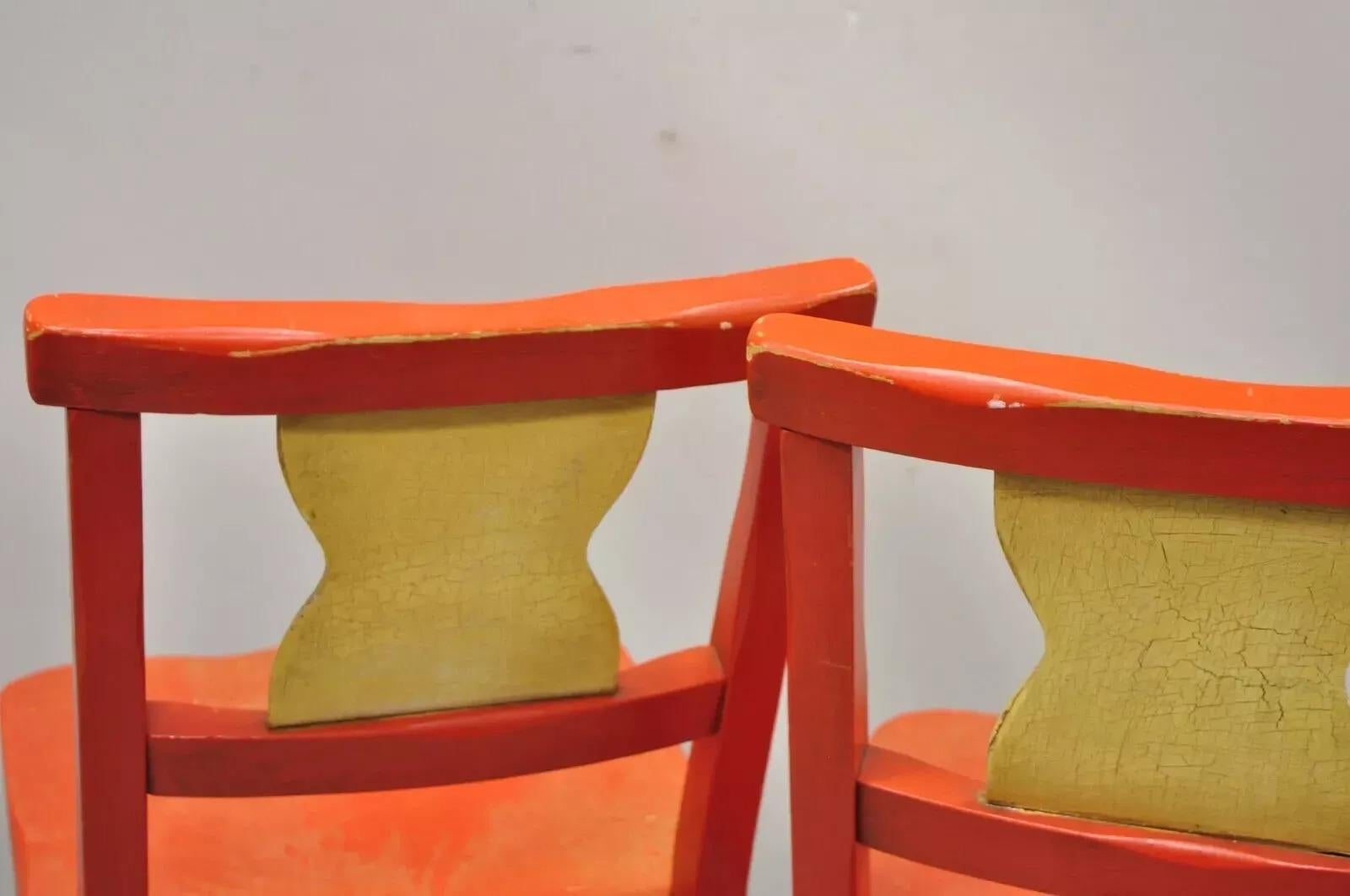 Paire de chaises d'appoint coloniales vintage peintes à la main en bois rouge fleuri par Gimble's en vente 2