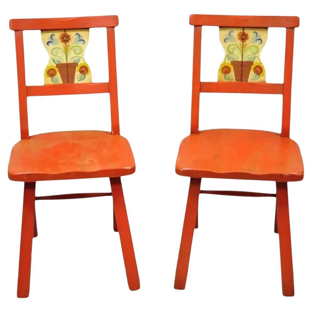 Paire de chaises d'appoint coloniales vintage peintes à la main en bois rouge fleuri par Gimble's en vente