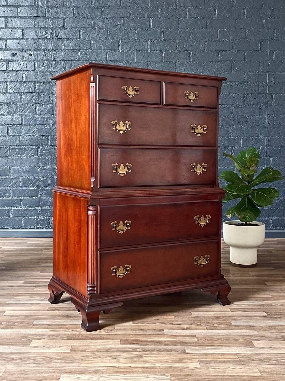 Zustand: Original Vintage By Zustand

MATERIALIEN: Mahagoni, Griffe aus patiniertem Messing

Diese Highboy-Kommode im Kolonialstil wurde von Kling Furniture in den Vereinigten Staaten um 1950 hergestellt. Er ist aus massivem Mahagoniholz gefertigt