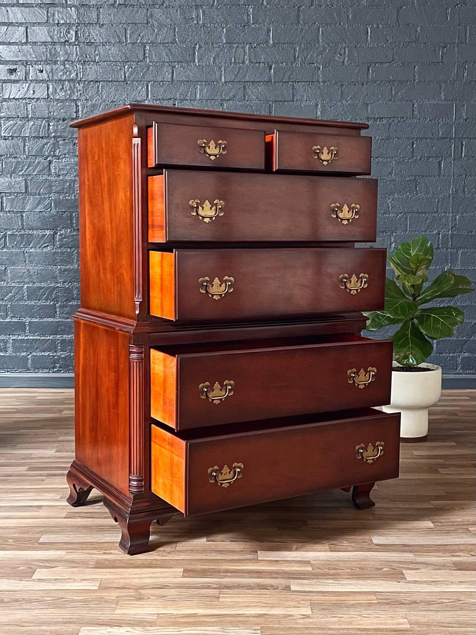 Vintage Colonial Revival Highboy Dresser by Kling Furniture im Zustand „Gut“ im Angebot in Los Angeles, CA