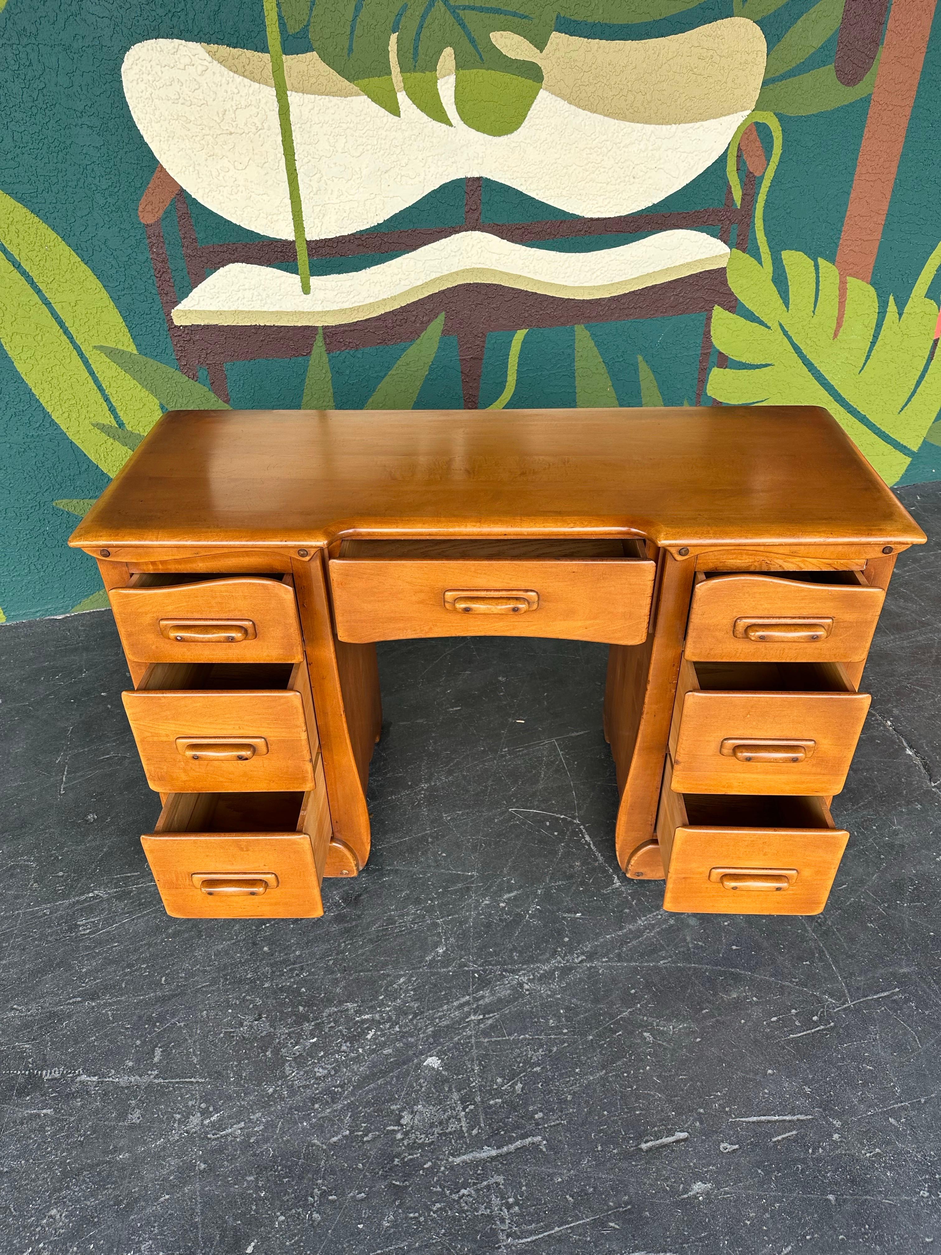 Vintage Colonial Solid Maple Knee Hole Vanity Desk In Good Condition For Sale In Lutz, FL
