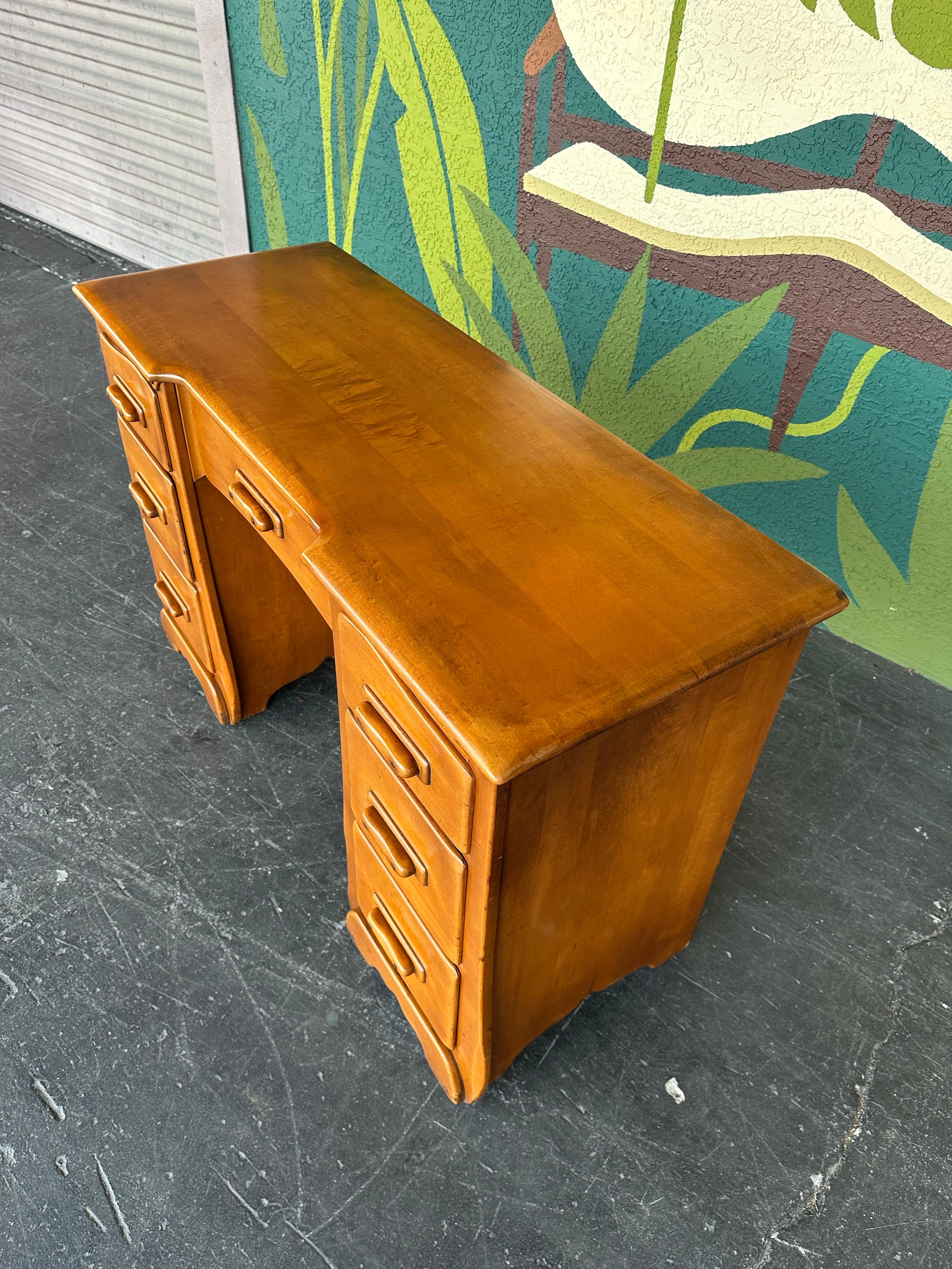 20th Century Vintage Colonial Solid Maple Knee Hole Vanity Desk For Sale