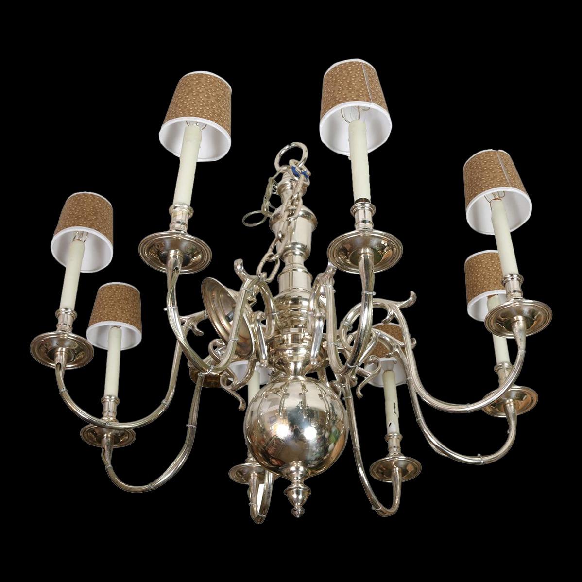 Coloniale americano Lampadario a otto bracci in argento in stile coloniale vintage in vendita