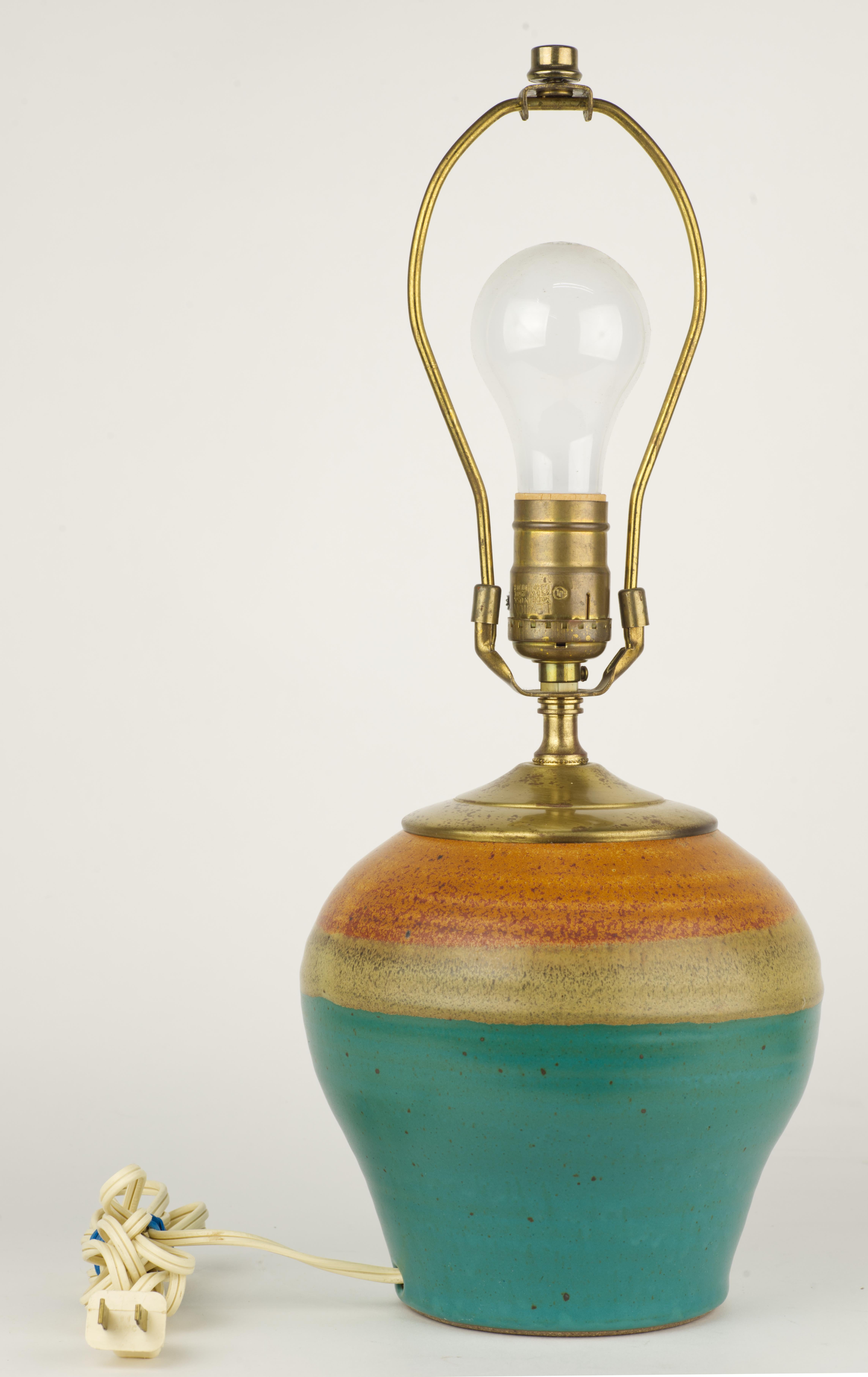  Vintage Hand geworfen Akzent oder Tischlampe mit Messing oben hat minimal abgerundete Form durch Farbe blockiert Glasur akzentuiert. Bänder in den Farben Teal, Hellbeige und Gebranntes Orange folgen den konzentrischen Rillen auf dem Lampenkörper
