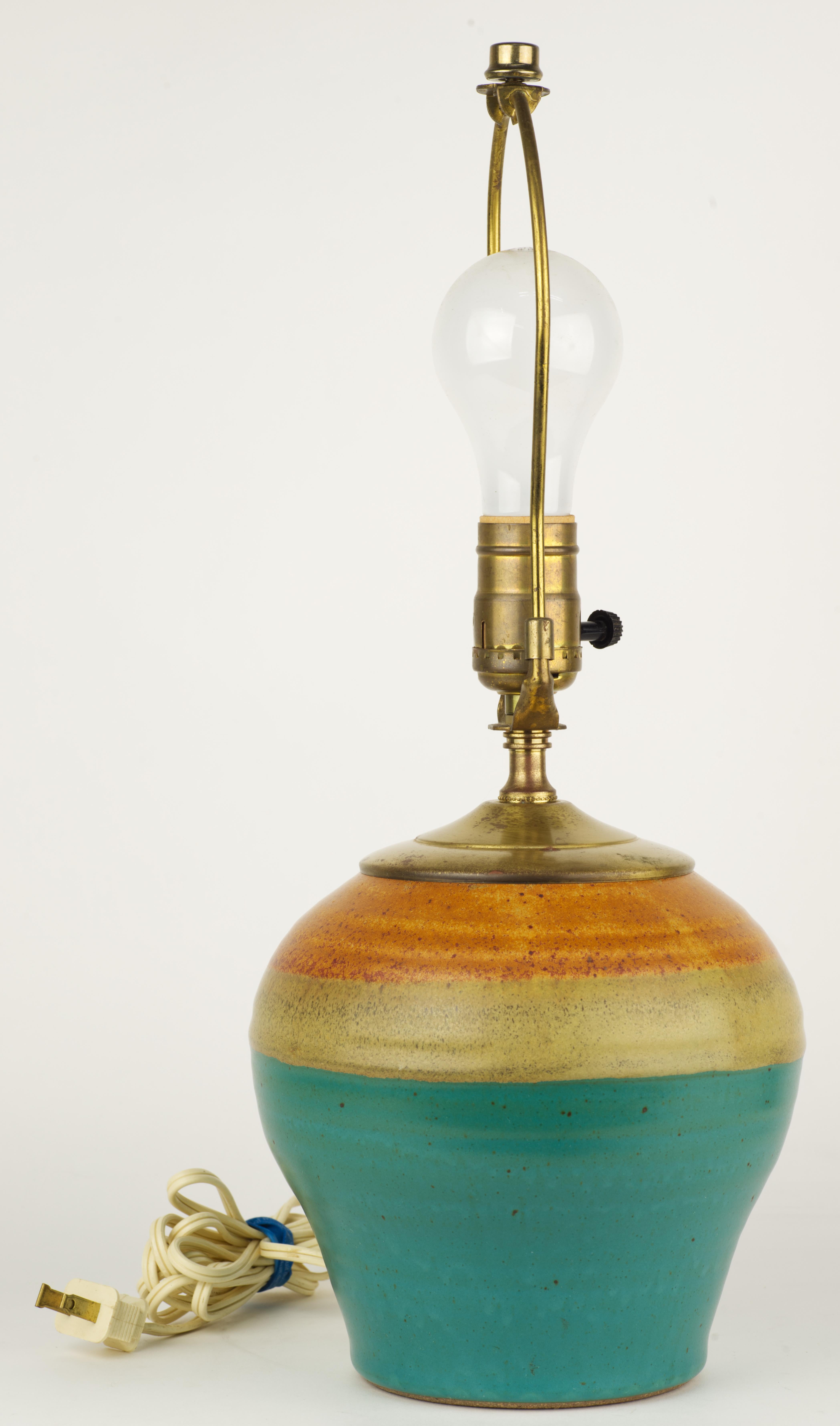 Vintage-Tischlampe mit Farbblock-Akzent, American Art Studio Pottery (Glasiert) im Angebot