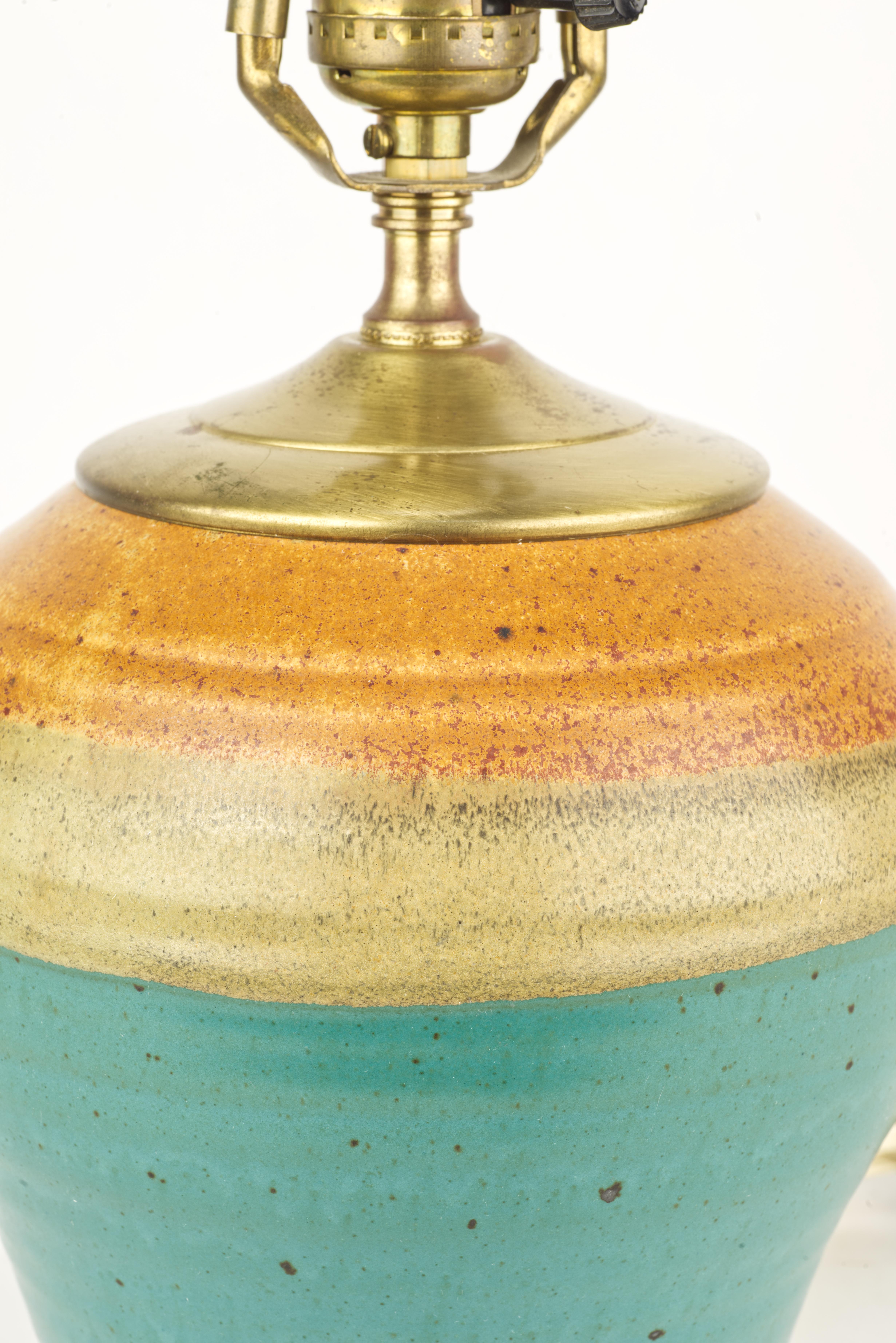 Vintage-Tischlampe mit Farbblock-Akzent, American Art Studio Pottery (Ende des 20. Jahrhunderts) im Angebot