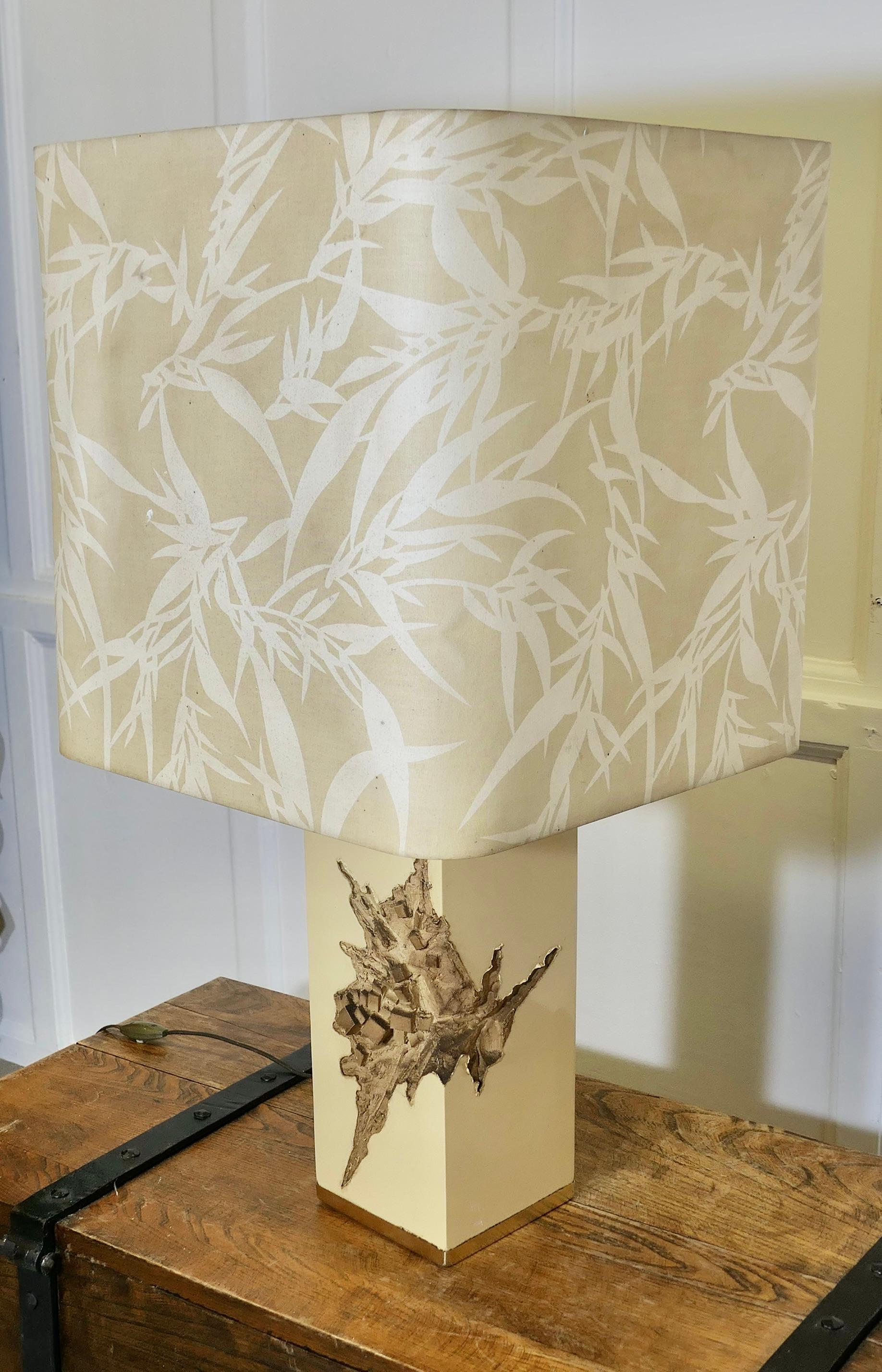 Colorado-Tischlampe im Vintage-Stil von Philippe Cheverny, 1970er Jahre

Dies ist eine sehr große Lampe, der Lampenschirm ist nicht das Original, aber es ist eine ähnliche Größe und Form wie das Original. Der Sockel besteht aus geformtem  Die aus