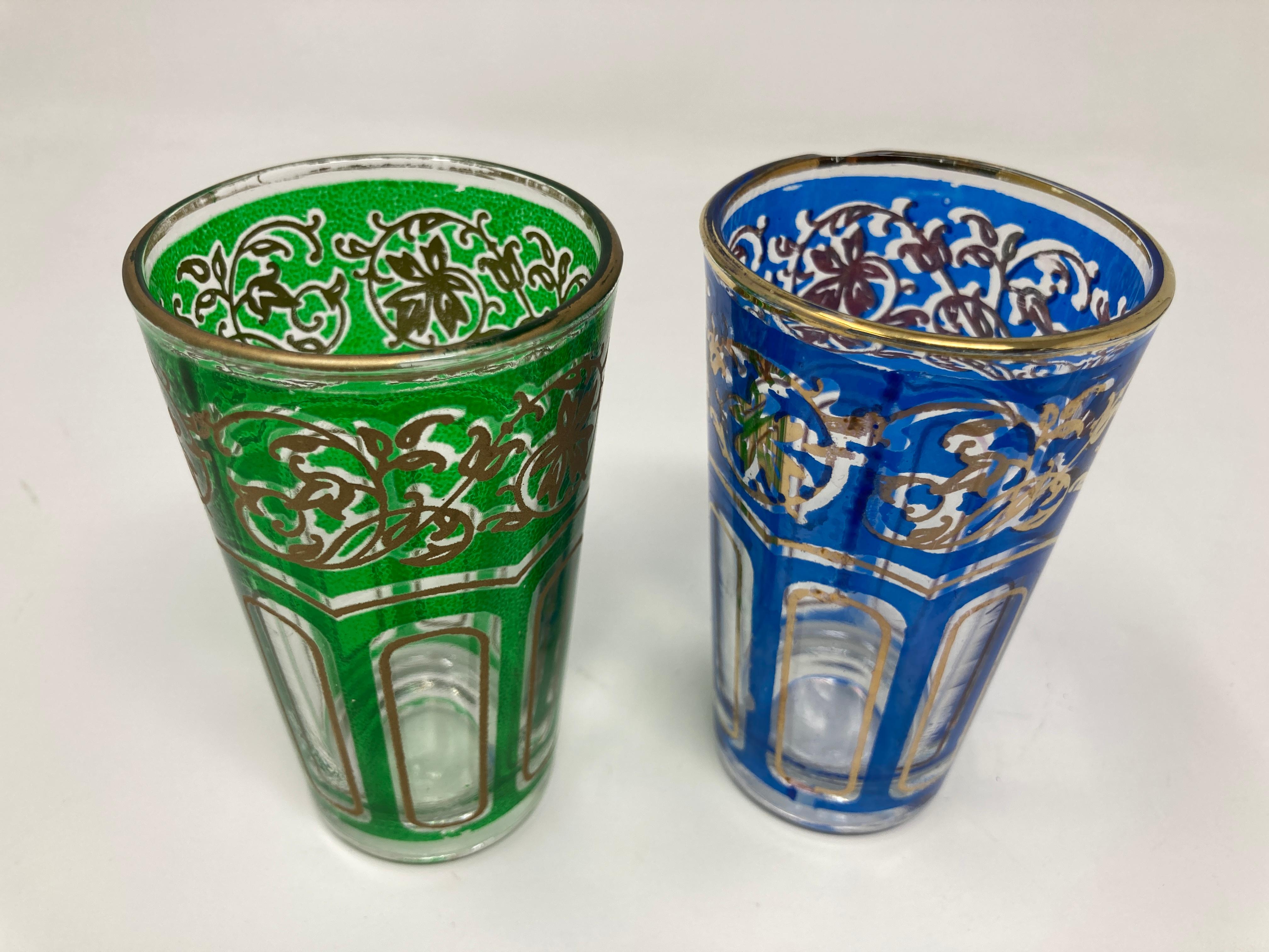 Set of Four Vintage Colored Glasses with Gold Raised Moorish Design In Good Condition In North Hollywood, CA