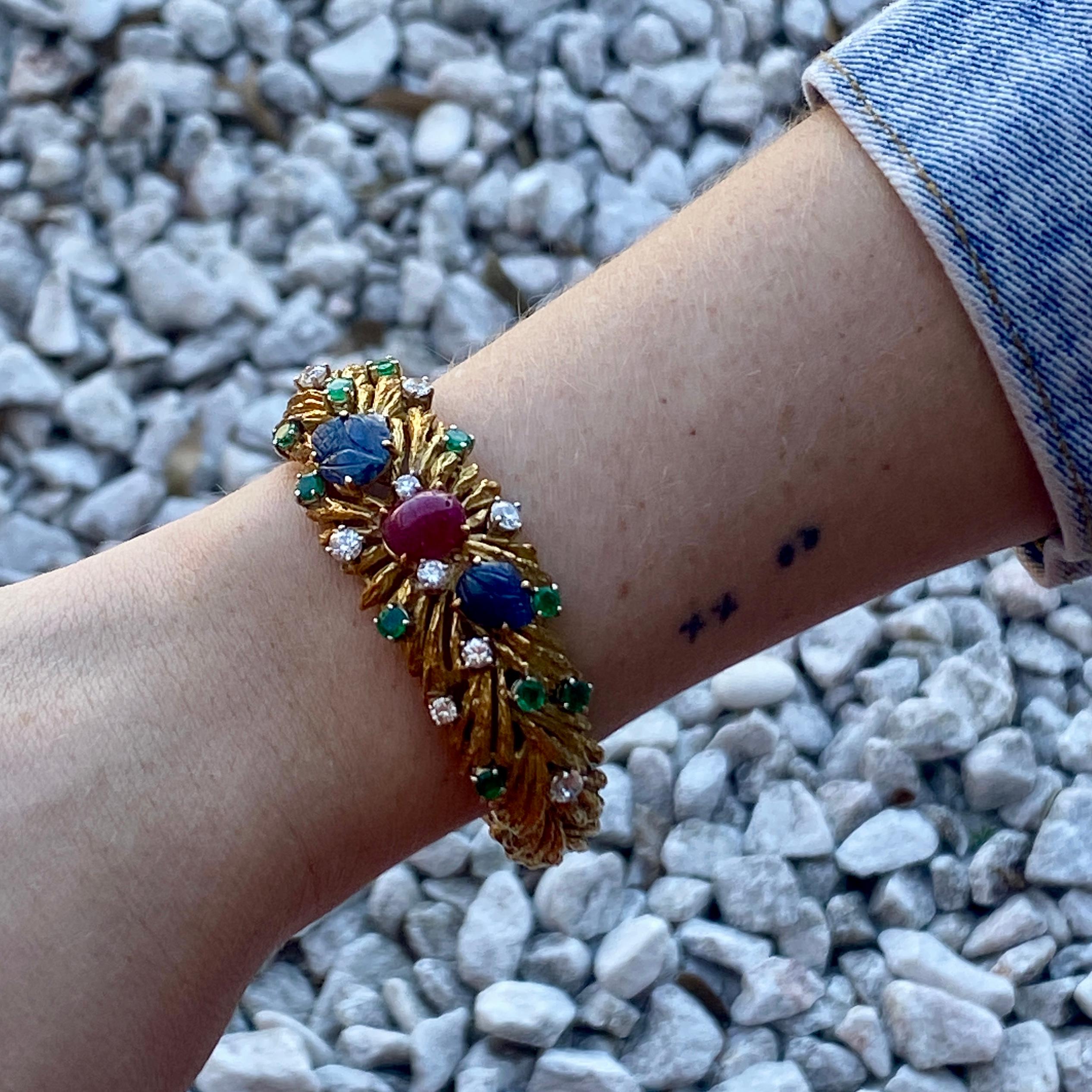Taglio rotondo Bracciale Bombe d'epoca con pietre colorate fatto a mano in oro giallo 18 carati con cerniera in vendita
