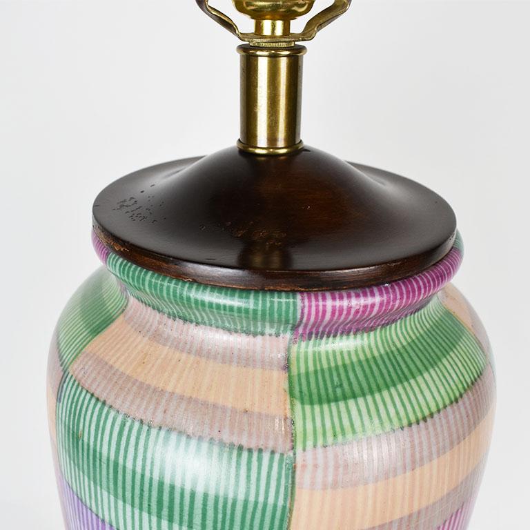 Mid-Century Modern Lampe de bureau vintage colorée géométrique en céramique et bois de Frederick Cooper en vente