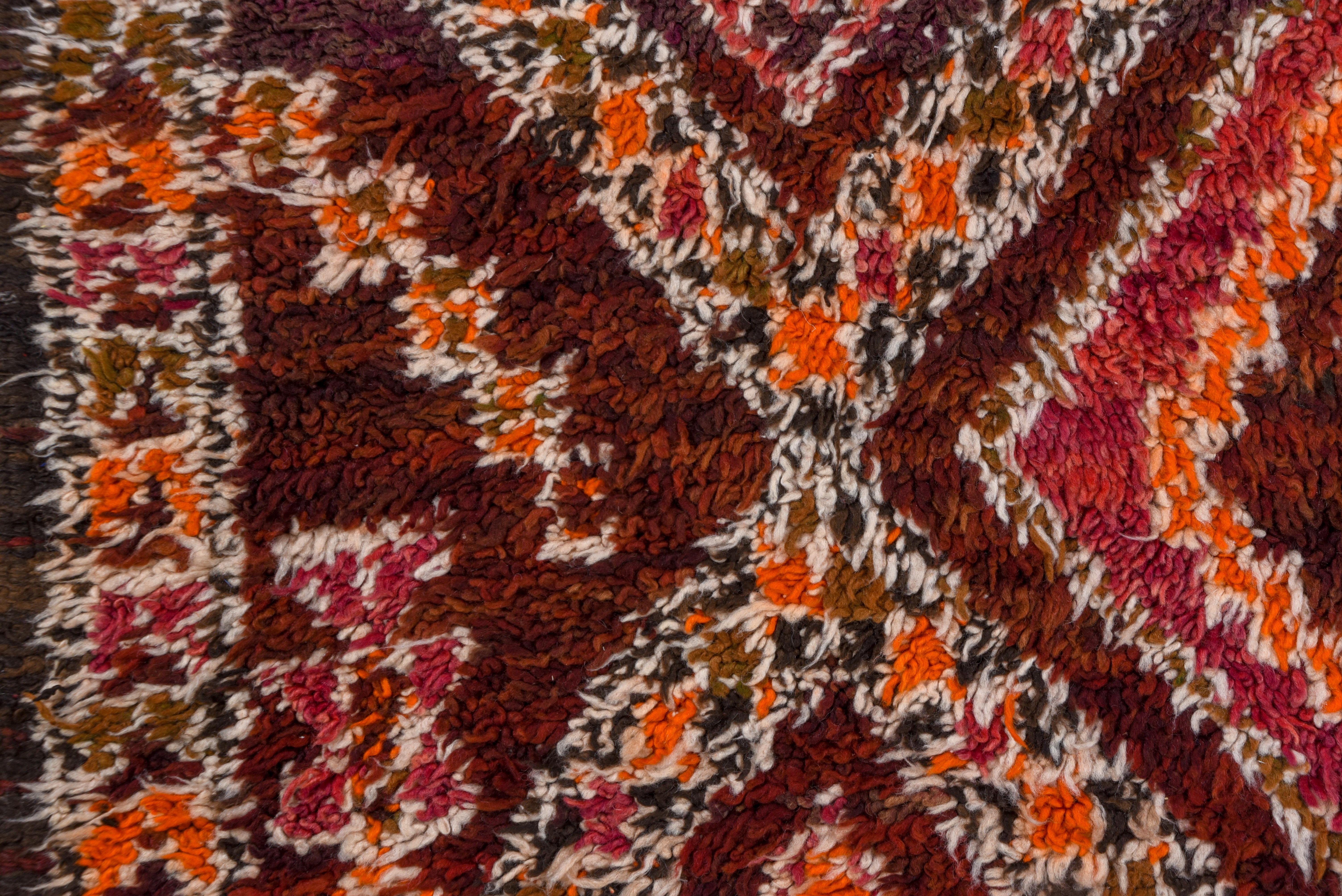 Mid-Century Modern Vieux tapis berbère marocain coloré en vente