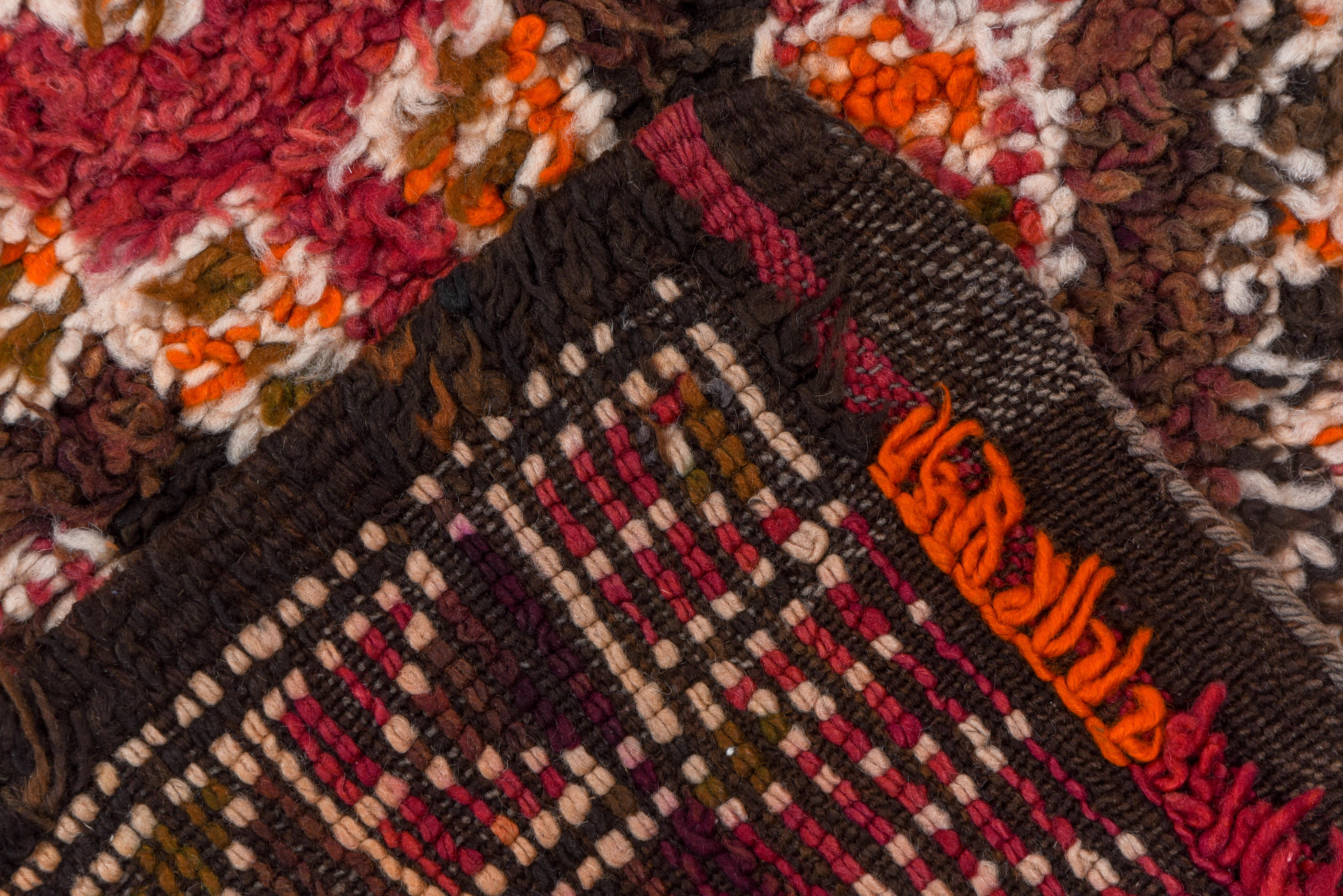 Milieu du XXe siècle Vieux tapis berbère marocain coloré en vente