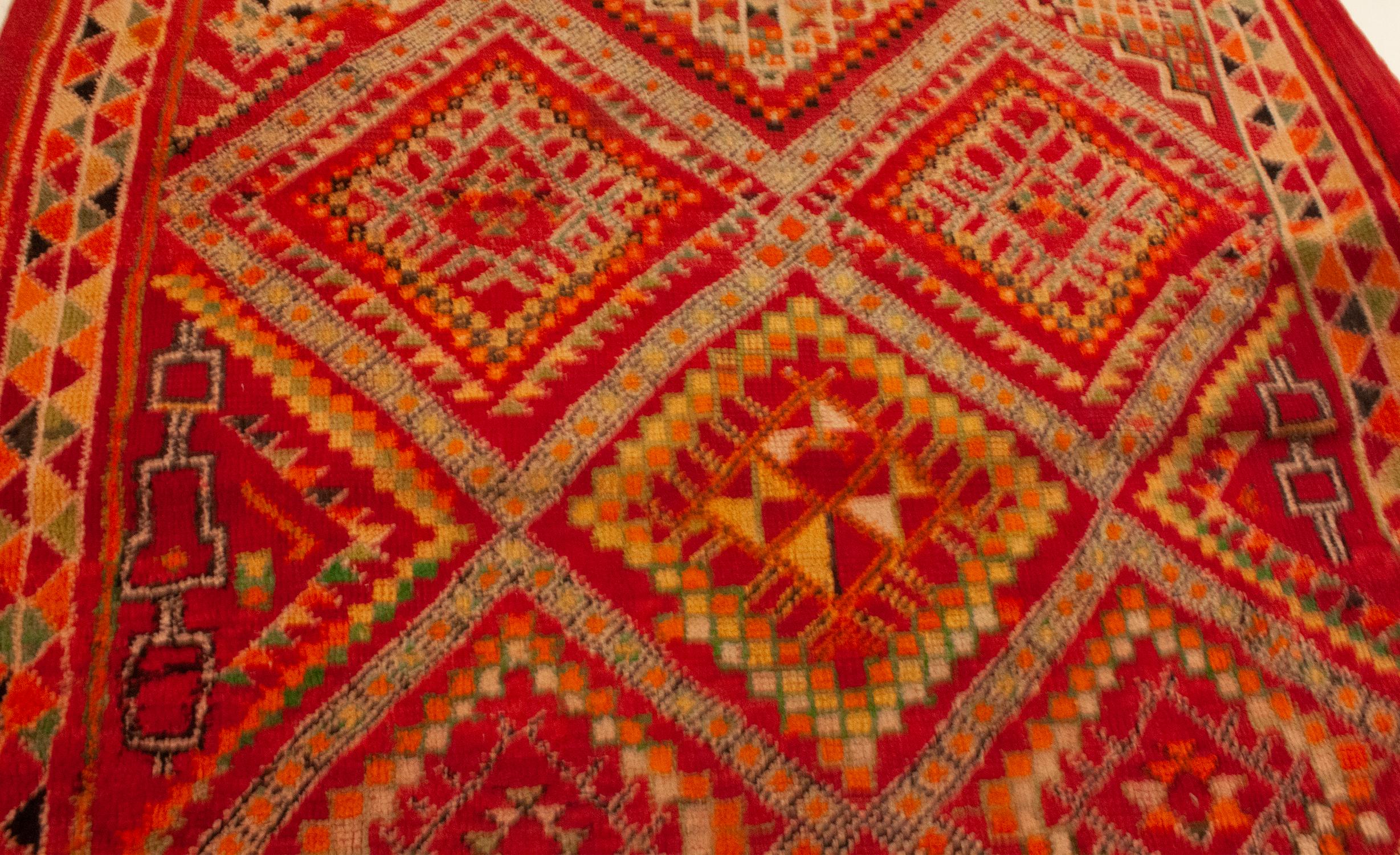 Tapis marocain vintage coloré en vente 4