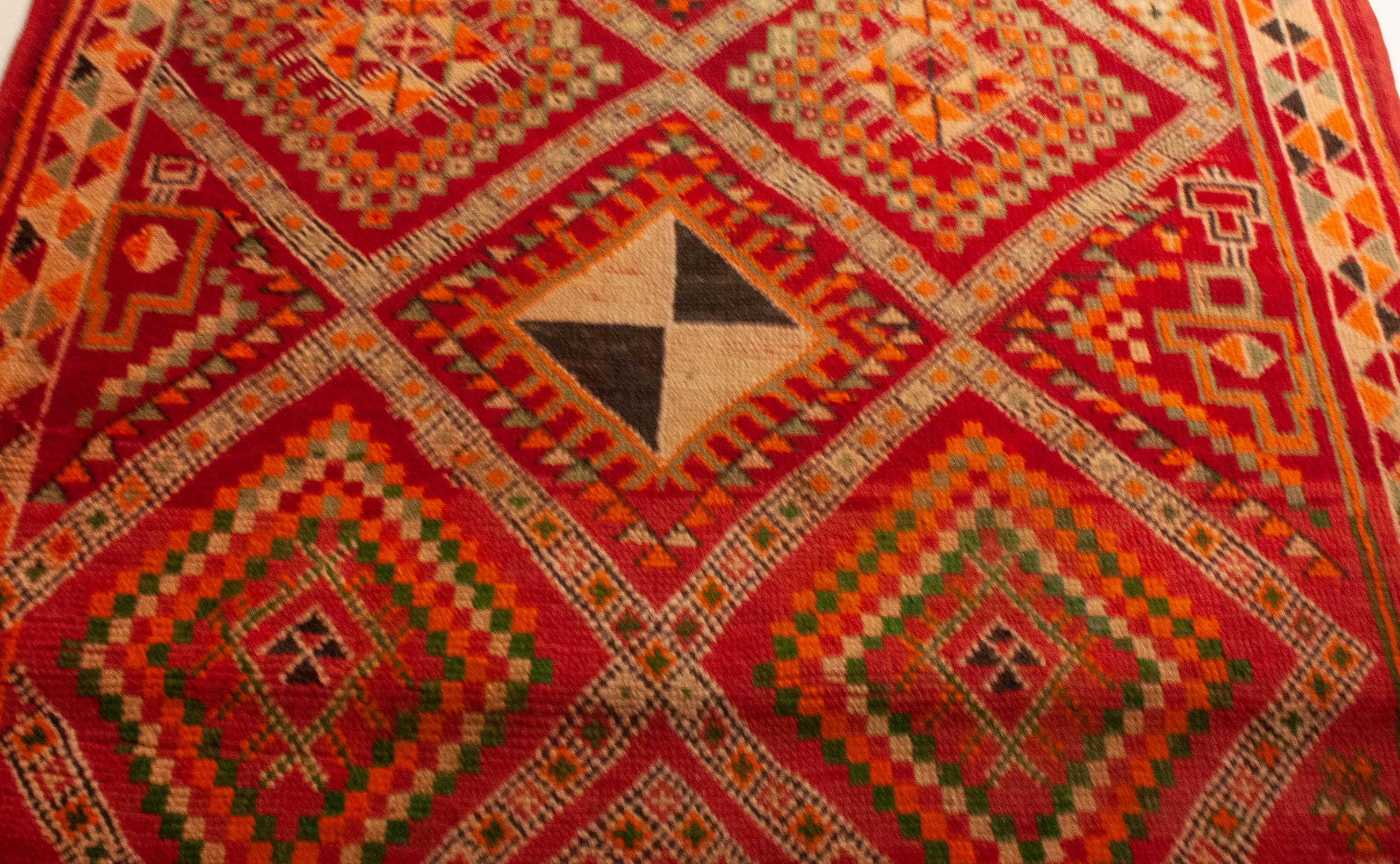 Vieux tapis marocain coloré
Belle couleur et beau dessin.