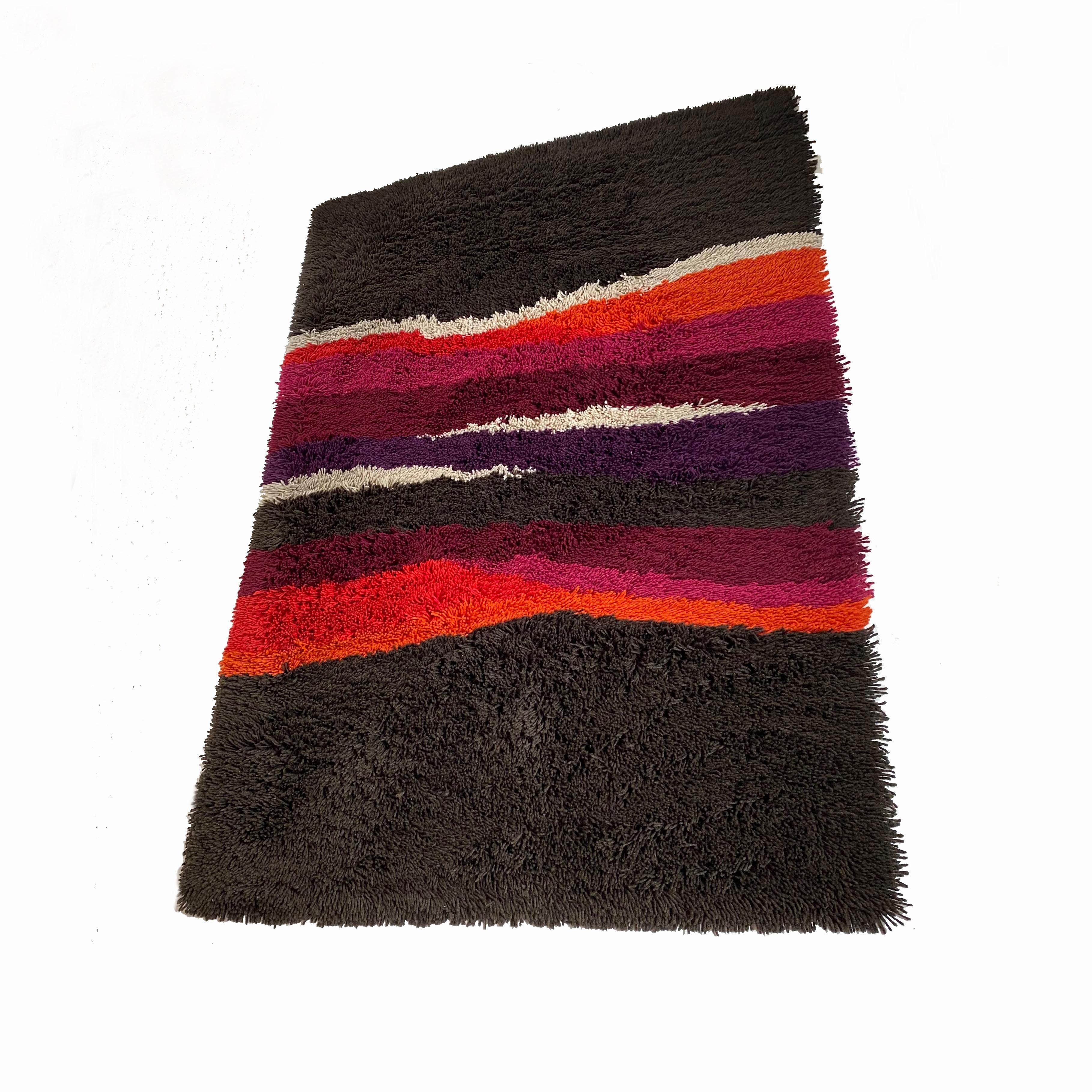 Article: Original huge high pile rug


Decade: 1970s 


Origin: Netherlands 



Producer: Desso 


Description: This rug is a great example of 1970s pop art interior. Made in high quality weaving technique. This high quality high pile