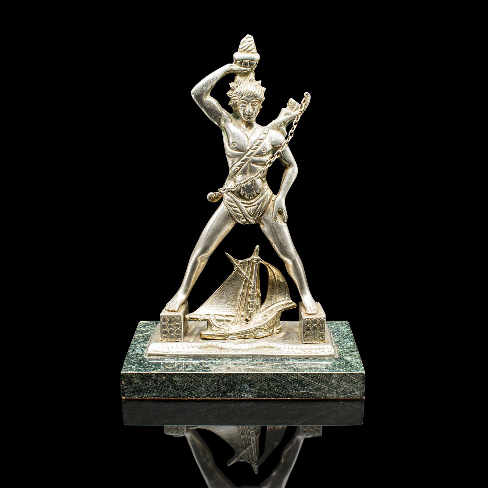 
Questa è una statua vintage del Colosso di Rhode. Antica figura marittima greca in bronzo placcato, risalente al periodo Art Deco, circa 1930.

Costruito come statua del dio greco del sole Helios, il Colosso di Rhode si ergeva in posizione