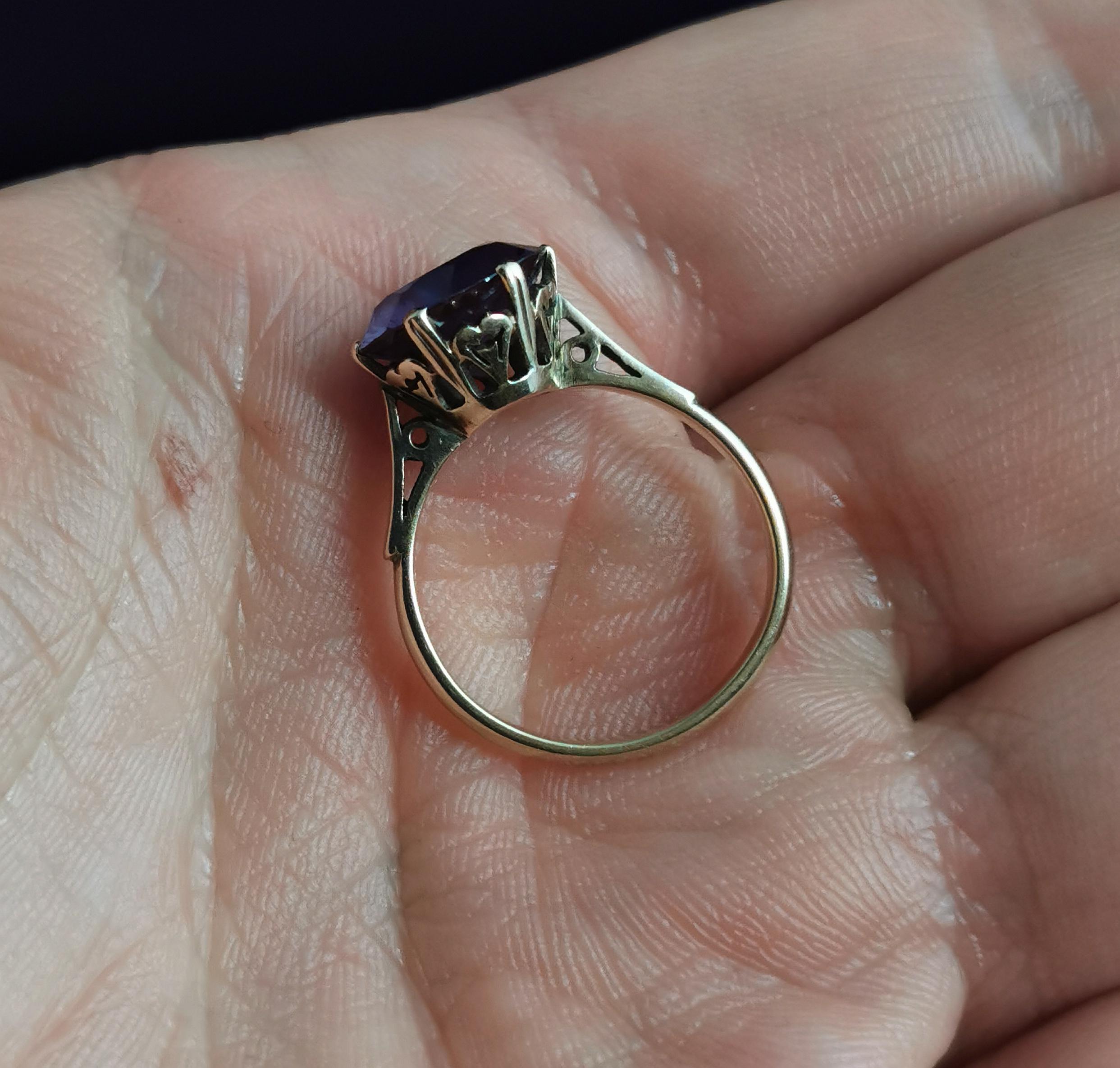 Vintage Colour Change Sapphire Cocktail Ring, 9 Karat Yellow Gold In Fair Condition In NEWARK, GB