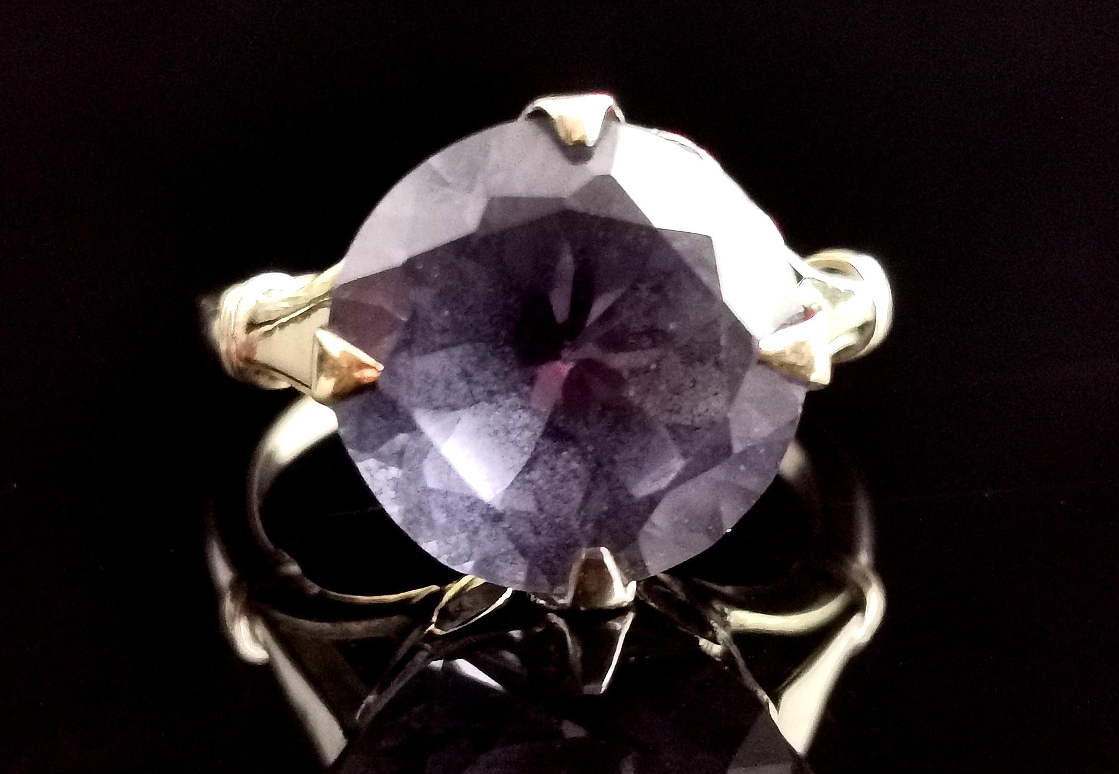 A gorgeous vintage, retro era, c1940s Synthetic colour change sapphire ring.

This ring is all about the centre stone, it has a wonderful array of tones in different lights ranging from indigo blue to warm purple.

It has a smooth 9kt yellow gold