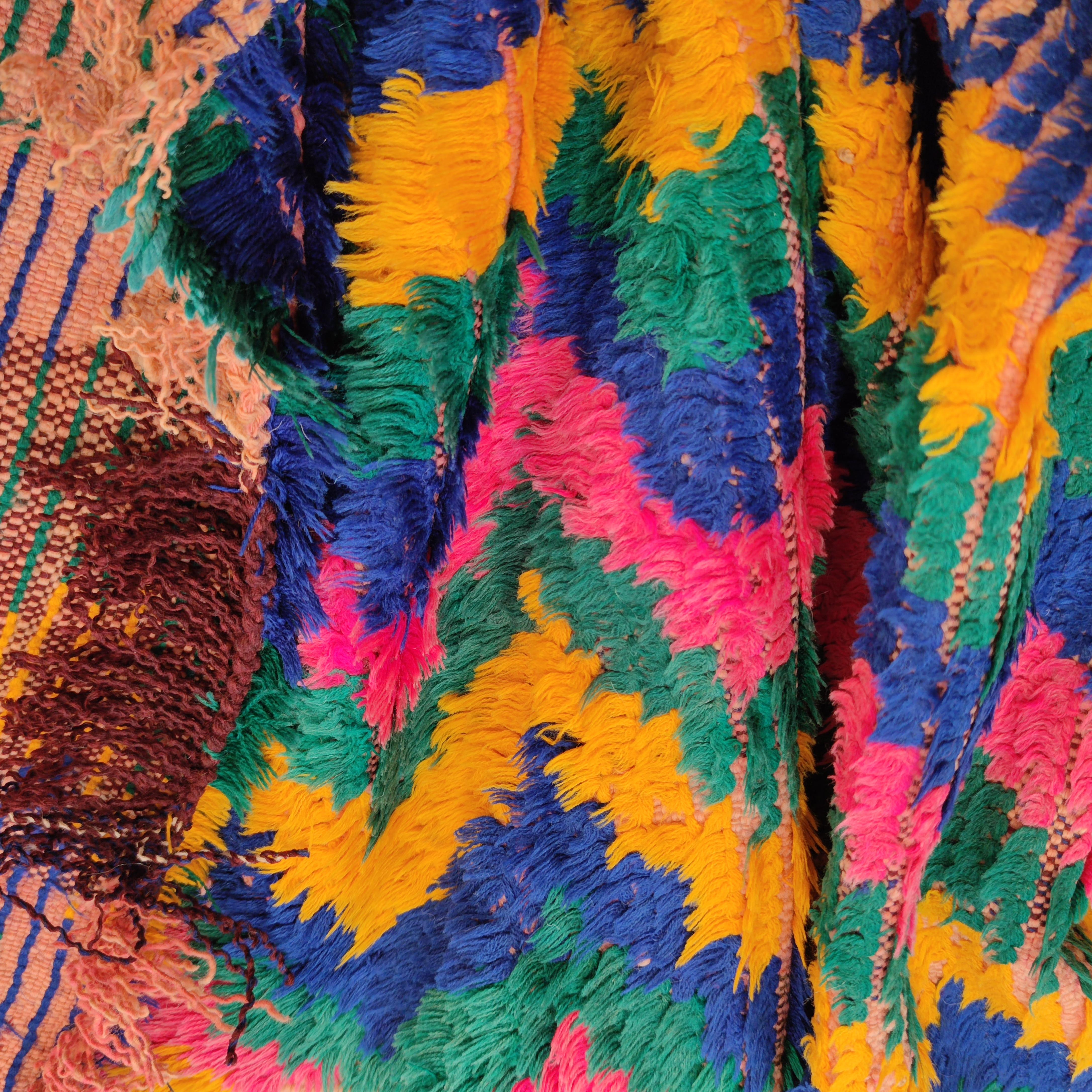 Ein sehr ungewöhnlicher Azilal-Teppich mit einem langen und schmalen Format, das die visuelle Wirkung des vielfarbigen, gewitterartigen Musters betont. Der Flor besteht vollständig aus Industriebaumwolle, wobei der Teppich auf einem Wollgrund liegt,
