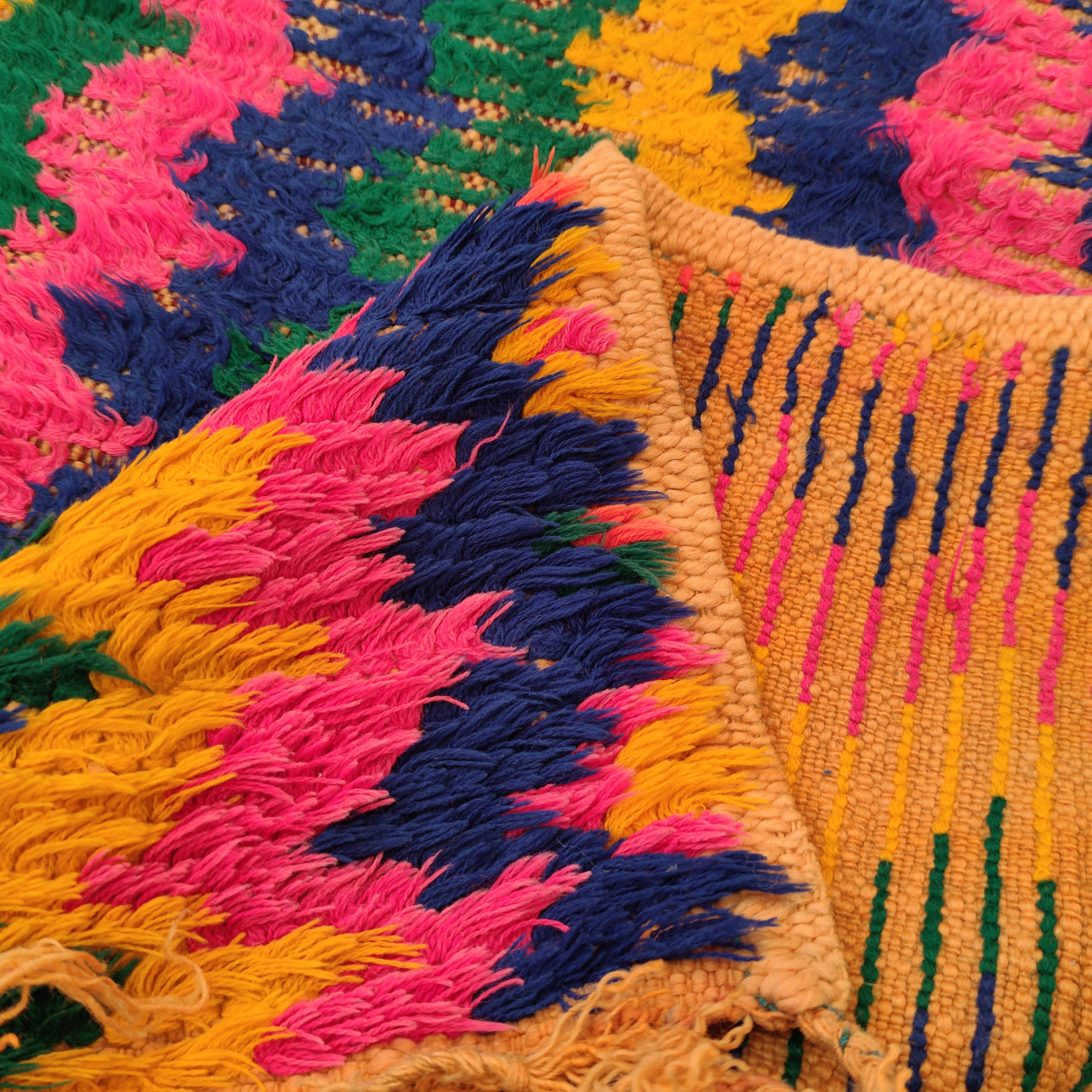 Marokkanischer farbenfroher abstrakter Azilal-Berberteppich (Stammeskunst) im Angebot