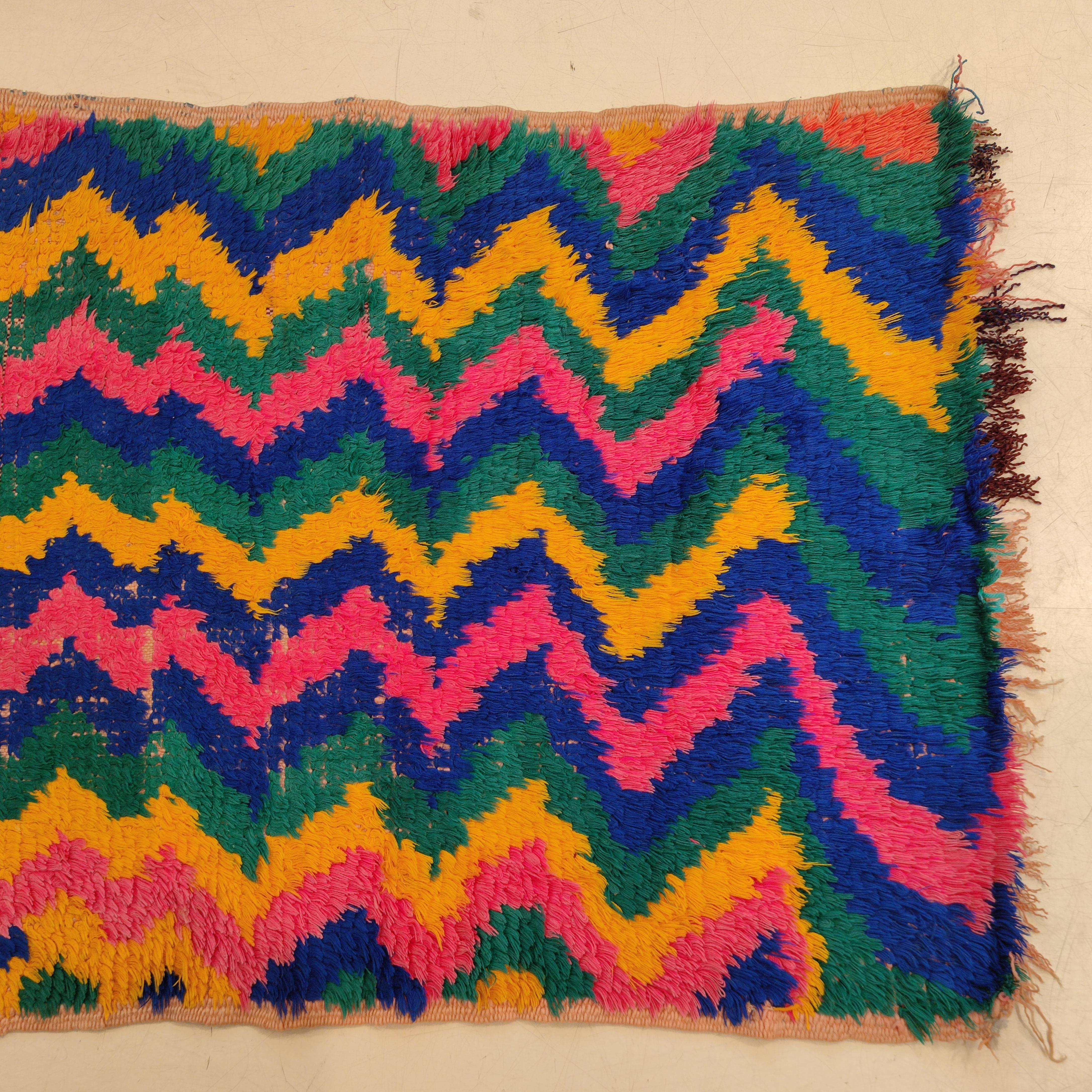 Marokkanischer farbenfroher abstrakter Azilal-Berberteppich (Handgeknüpft) im Angebot
