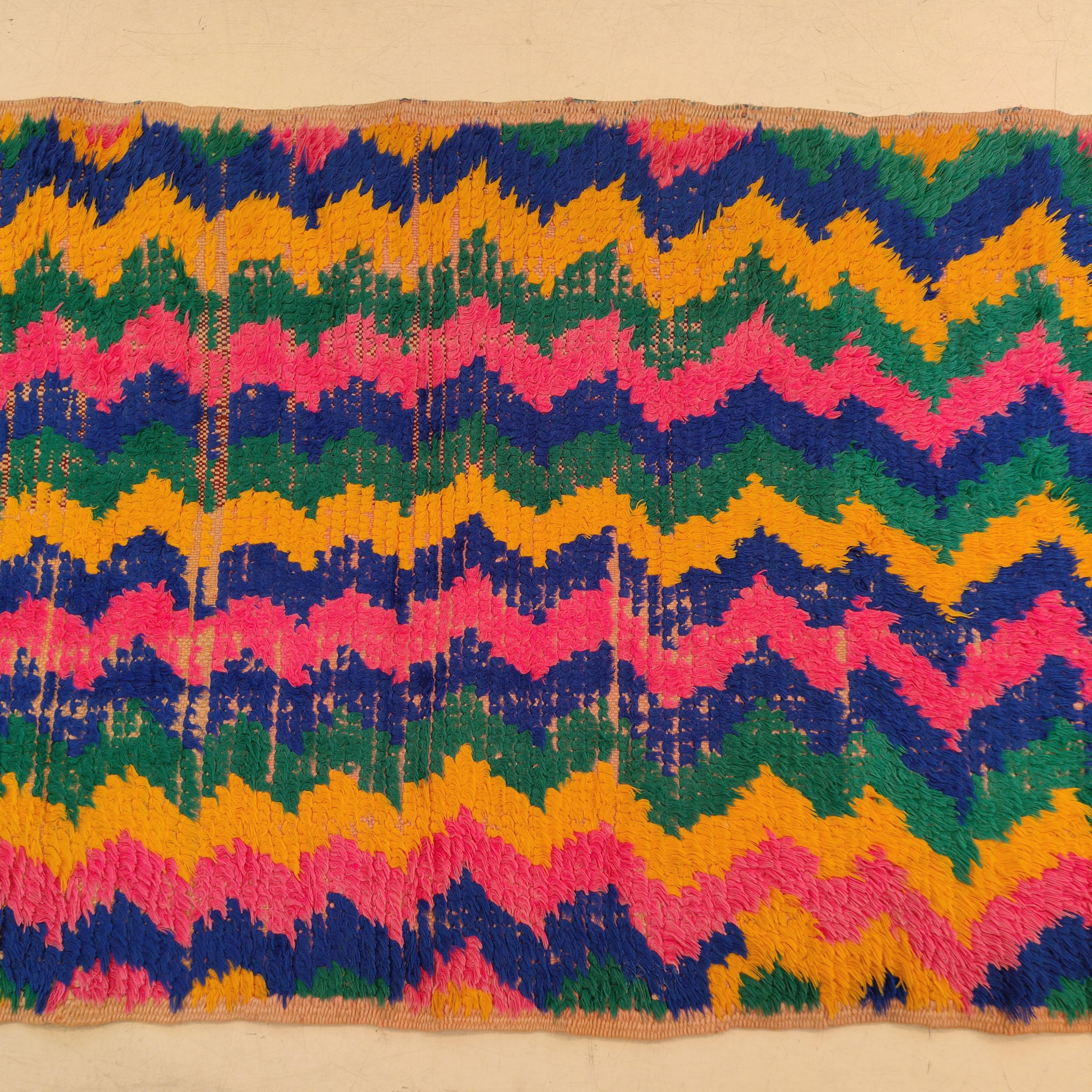 Marokkanischer farbenfroher abstrakter Azilal-Berberteppich im Zustand „Hervorragend“ im Angebot in Milan, IT