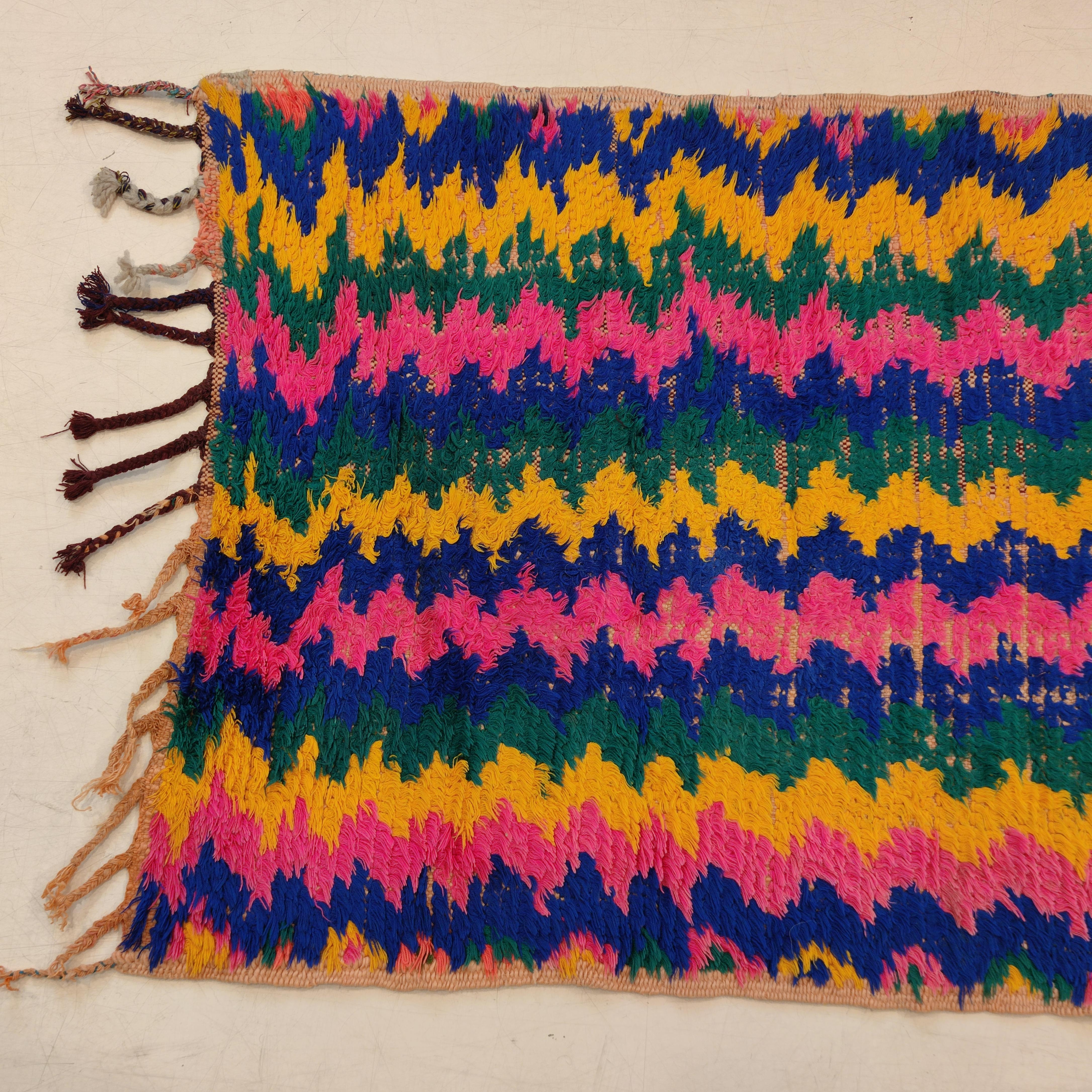 Marokkanischer farbenfroher abstrakter Azilal-Berberteppich (20. Jahrhundert) im Angebot