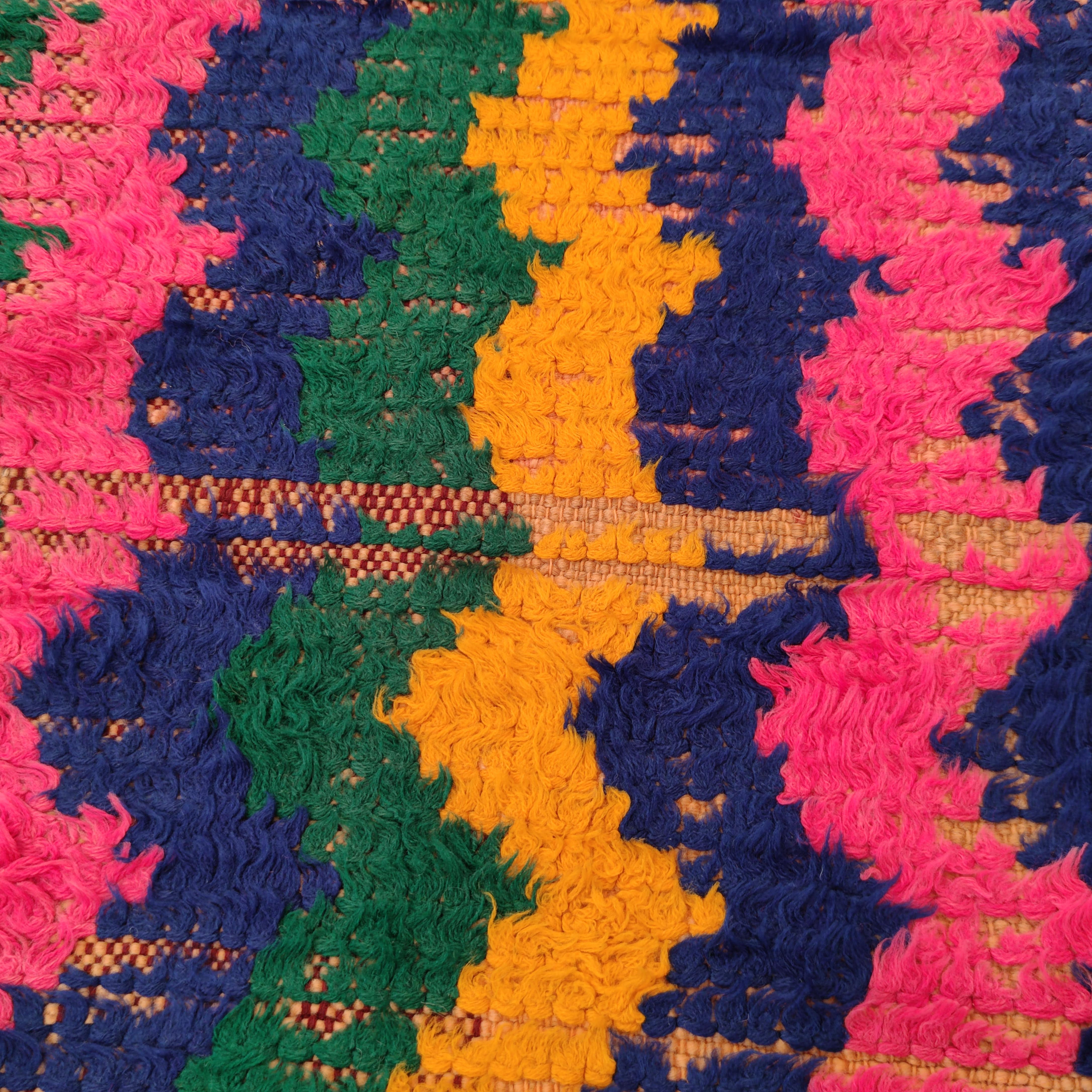 Marokkanischer farbenfroher abstrakter Azilal-Berberteppich im Angebot 2