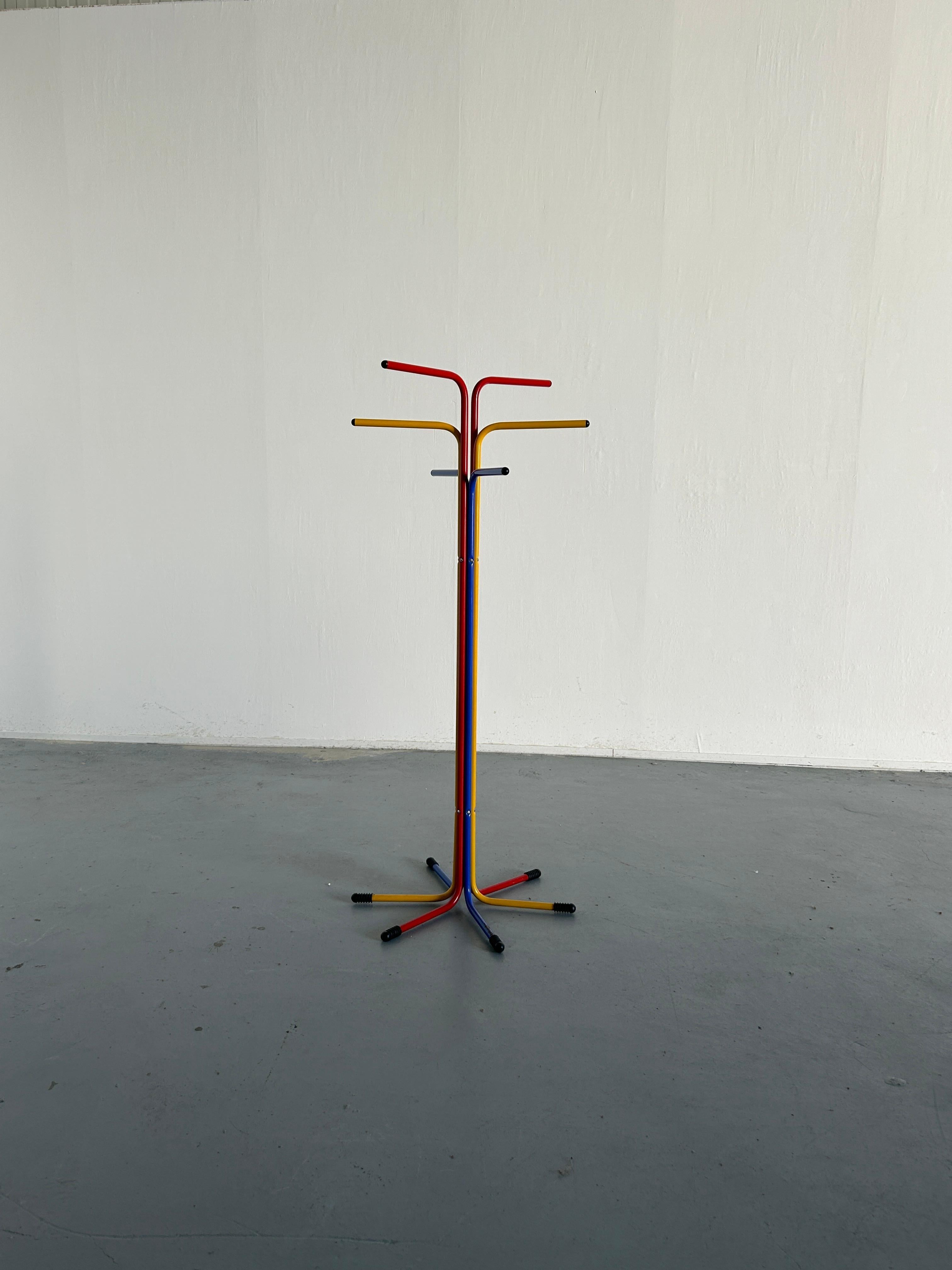 Beautiful vintage RIGG coat stand, designed by Tord Bjorklund for Ikea, 1987. 
Primary colours, postmodern Memphis Milano style design. Smaller model (121cm height).

Overall in very good vintage condition with expected signs of age. One smaller
