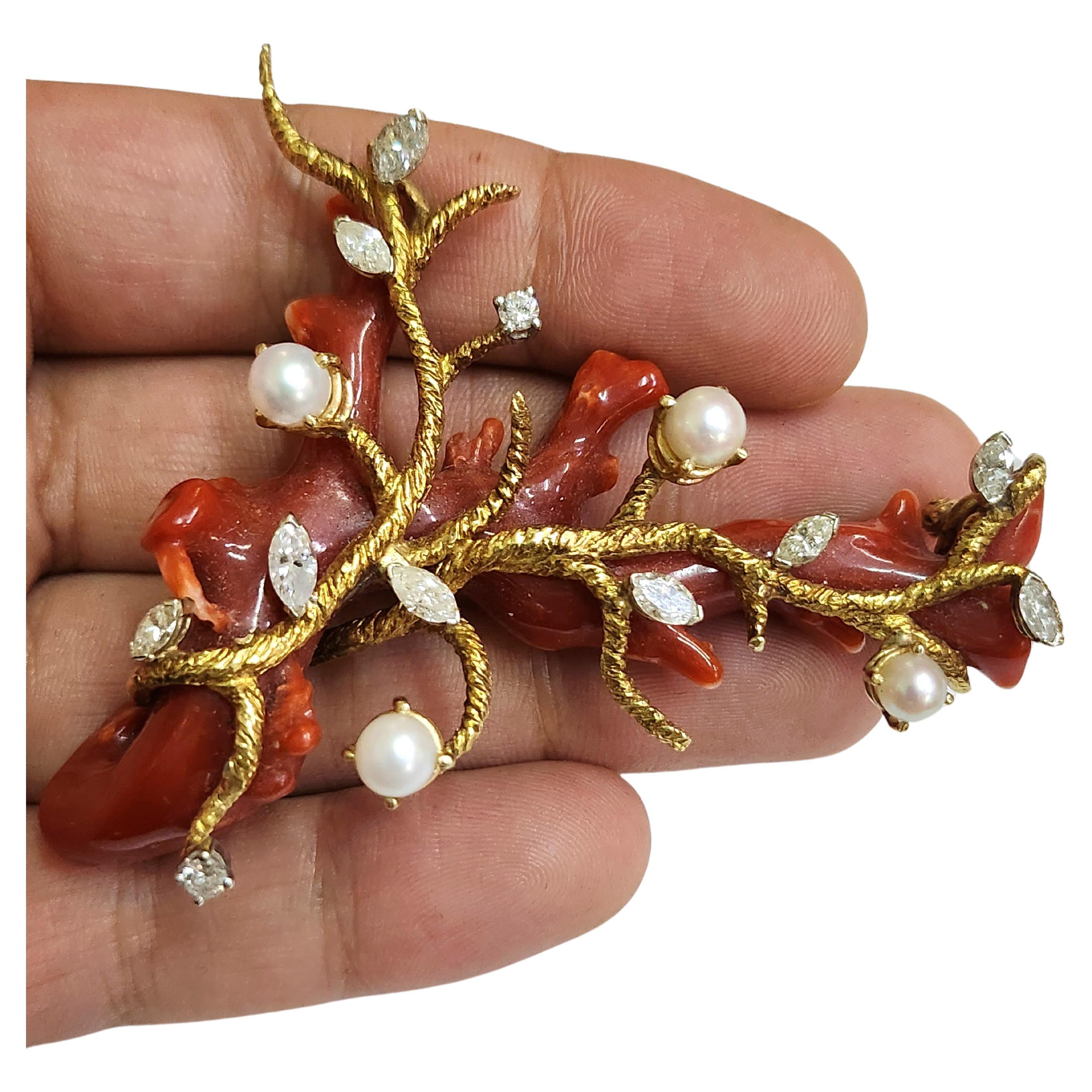 Vintage Coral And 2.5 Carat Diamond Gold Brooch In Good Condition For Sale In Cairo, EG
