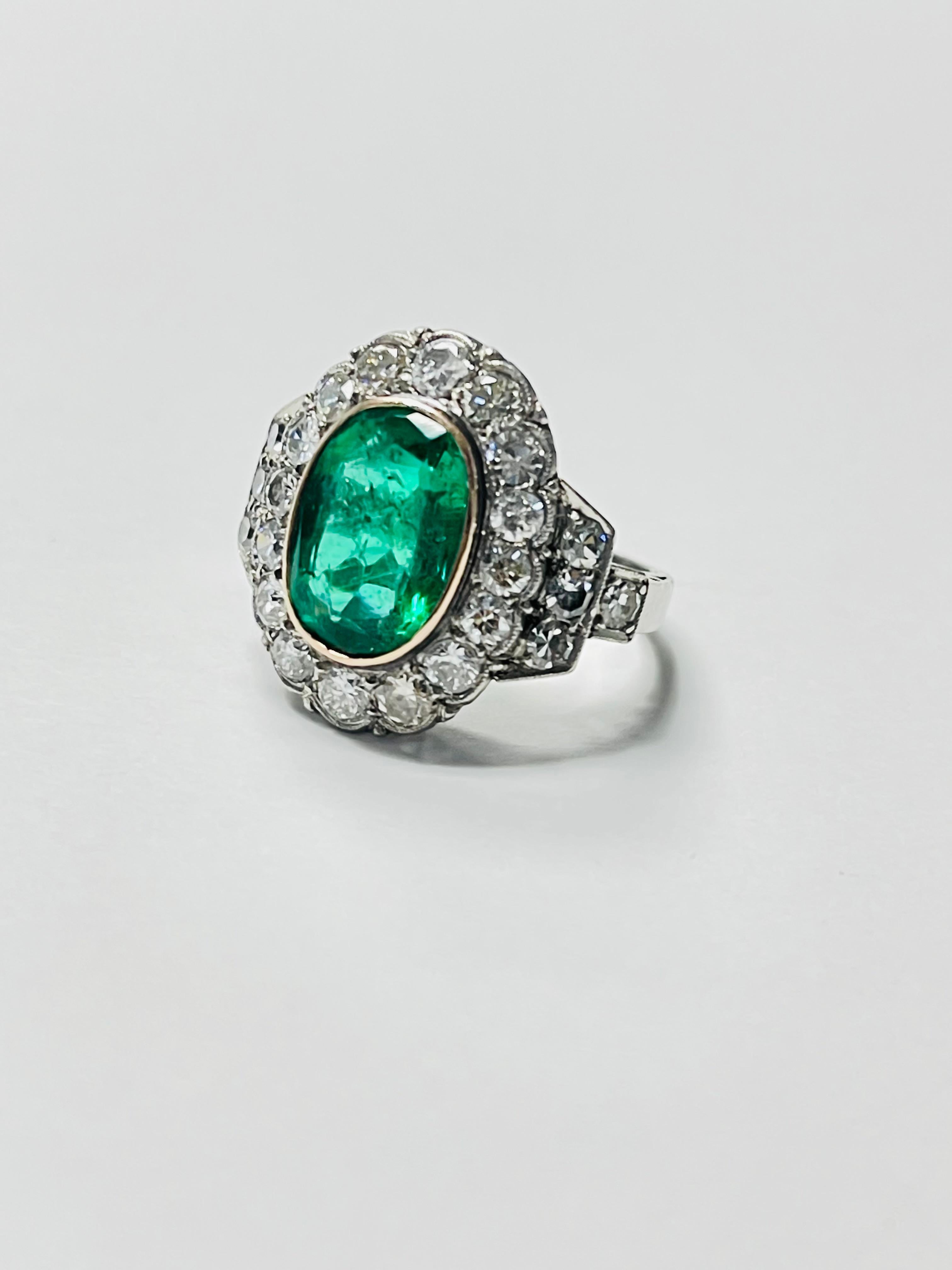 Vintage Colombian Emerald and Diamond Ring, GIA Certified. In Excellent Condition For Sale In New York, NY