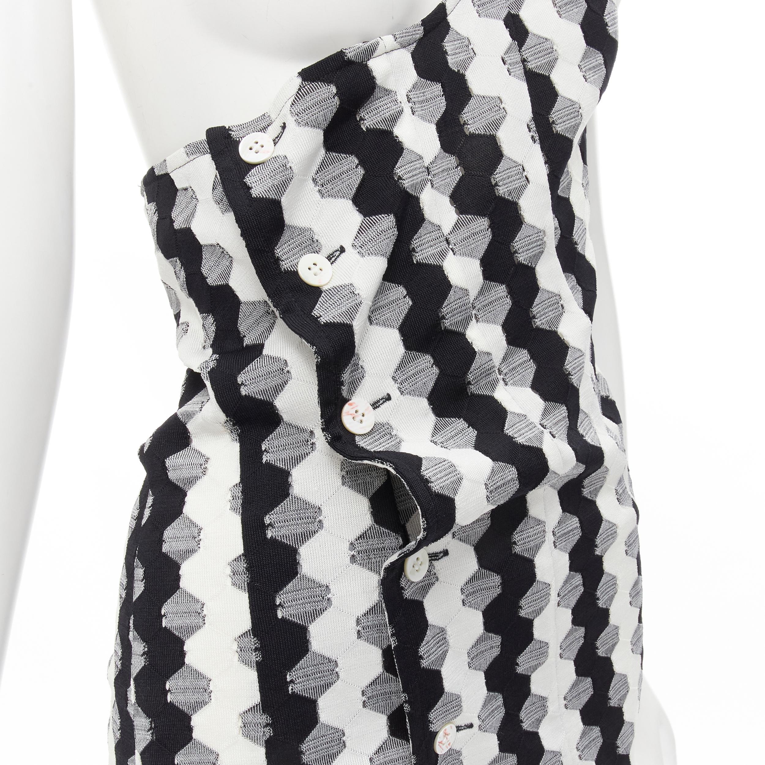 vintage COMME DES GARCONS 1980s black geometric soccer patchwork one shoulder tunic M 
Reference: CRTI/A00515 
Brand: Comme Des Garcons 
Material: Triacetate 
Color: Grey 
Pattern: Geometric 
Closure: Button 
Extra Detail: One shoulder strap. Off