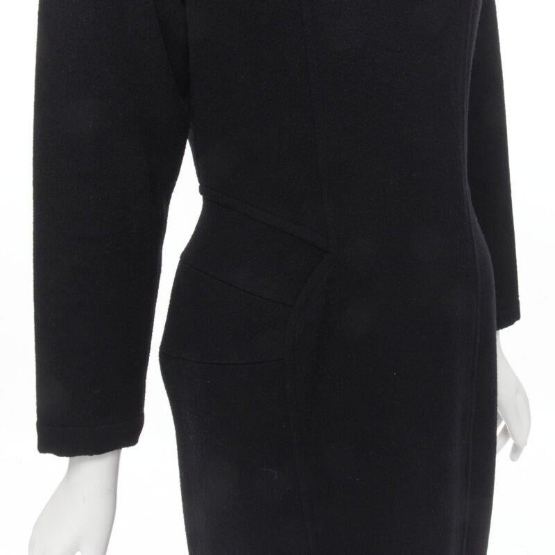 COMME DES GARCONS vintage anni '80, tubino asimmetrico in lana nera con pannelli M.
Riferimento: CRTI/A00451
Marchio: Comme Des Garcons
Designer: Rei Kawakubo
Collezione: 1980s
Materiale: Lana
Colore: nero
Modello: Tinta unita
Chiusura: zip
Dettagli