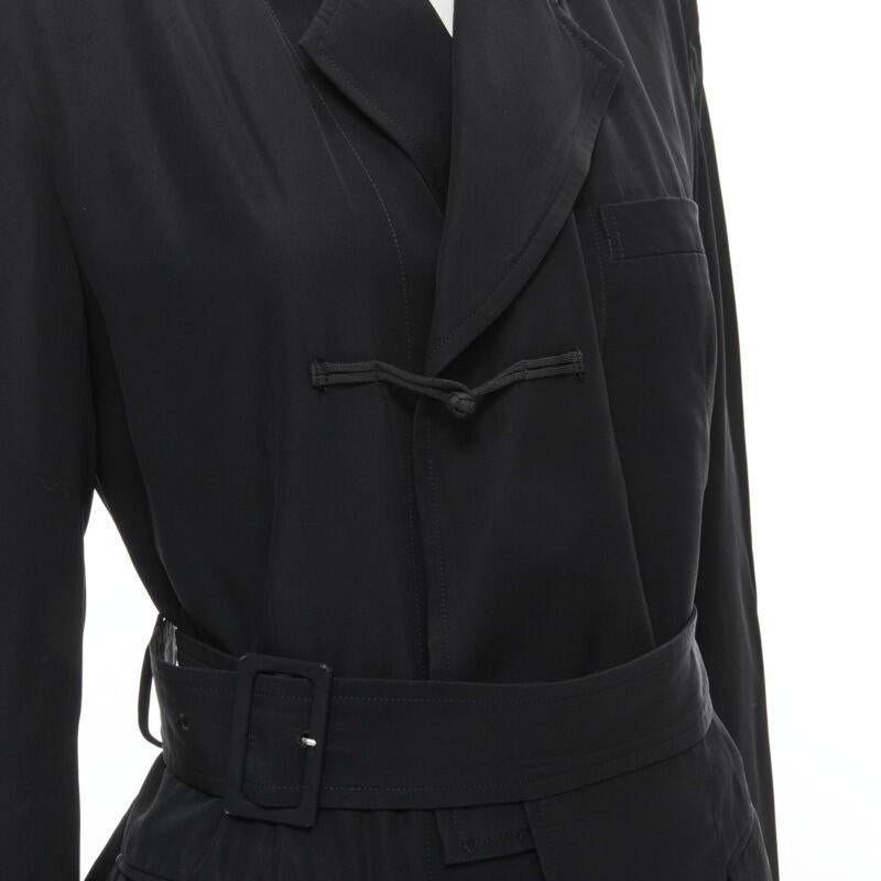 Vintage COMME DES GARCONS 1988 Schwarzer chinesischer Blazer mit halbem abnehmbarem Saum S
Referenz: CRTI/A00369
Marke: Comme Des Garcons
Designer: Rei Kawakubo
Collection'S: 1988
MATERIAL: Triacetat, Viskose
Farbe: Schwarz
Muster: