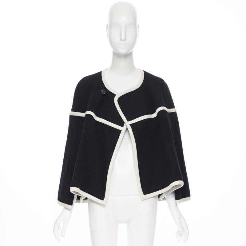 vintage COMME DES GARCONS 1989 Runway nero bianco trimmato mantello poncho giacca M
Riferimento: CRTI/A00258
Marchio: Comme Des Garcons
Designer: Rei Kawakubo
Modello: Giacca Cape
Collection'S: 1989 - Passerella
Materiale: Lana
Colore: Nero,