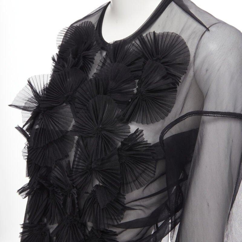 vintage COMME DES GARCONS 1990 black pleated fan ruffle sheer top S
Reference: CRTI/A00421
Brand: Comme Des Garcons
Designer: Rei Kawakubo
Collection: 1990
Material: Nylon
Color: Black
Pattern: Solid
Extra Details: Dropped shoulder seam.
Made in: