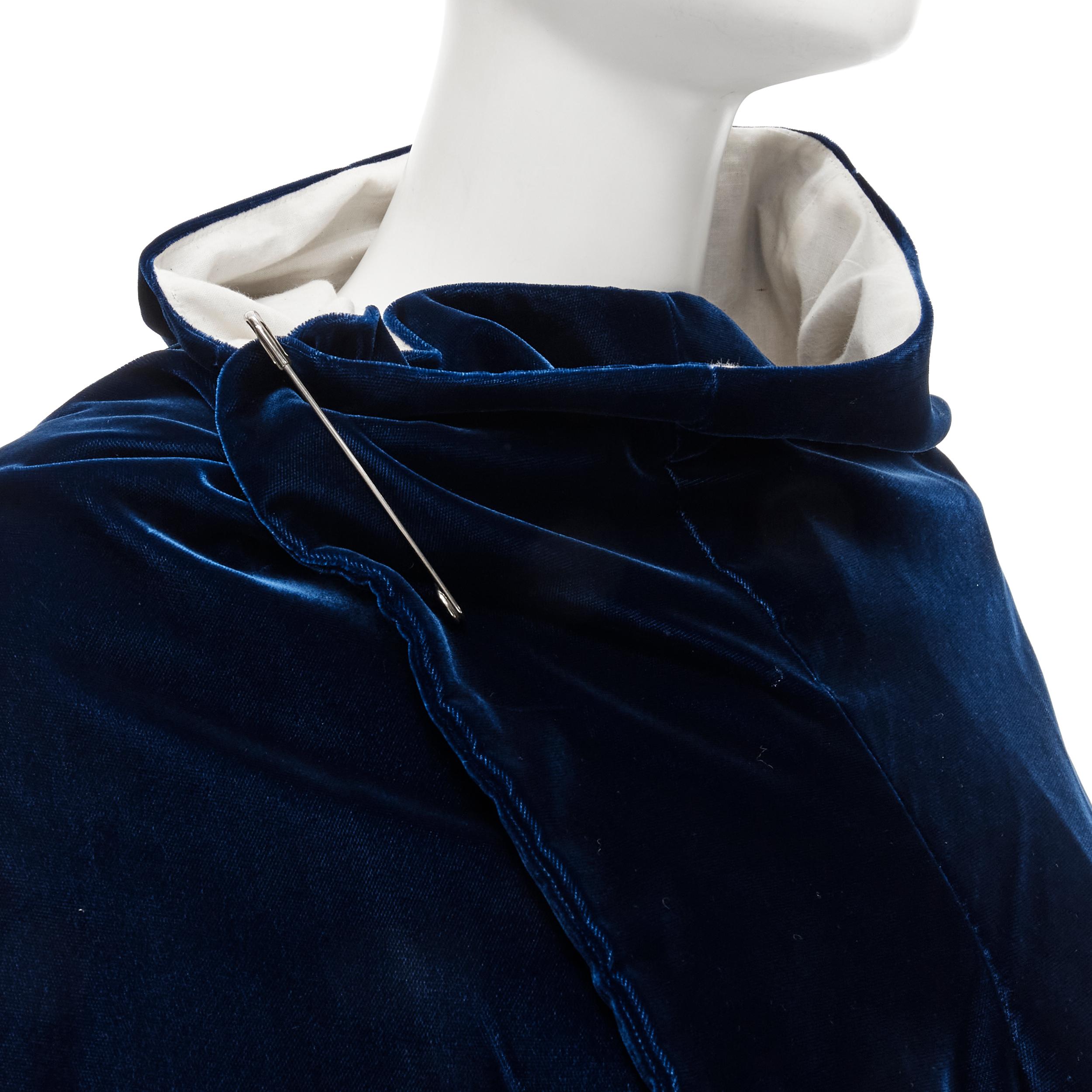 vintage COMME DES GARCONS 1996 blue velvet wide sleeve pin wrap opera coat 
Reference: CRTI/A00342 
Brand: Comme Des Garcons
Designer: Rei Kawakubo 
Collection: 1996 
Material: Velvet 
Color: Blue 
Pattern: Solid 
Extra Detail: Oversized safety pin